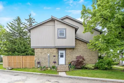 Condo Townhouse in Milton