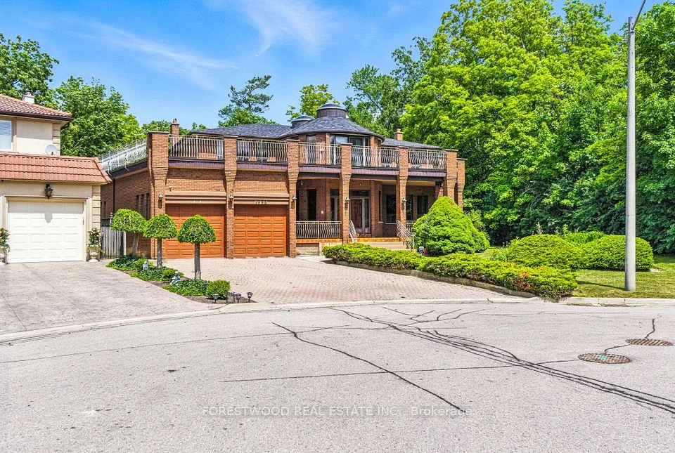 1998 Beechknoll Court, Mississauga, ON L4W 3Y7