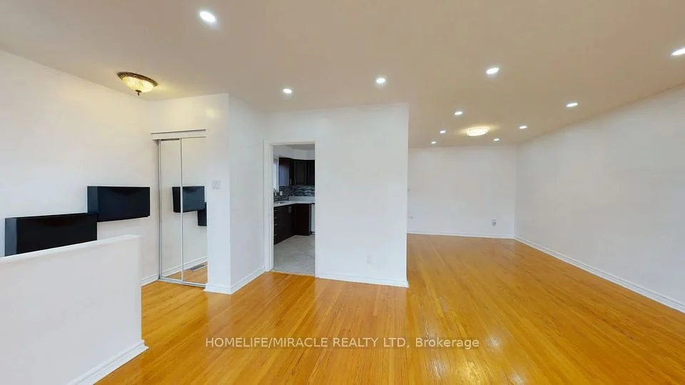 3456 Queenston Drive Main, Mississauga, ON L5C 2G6
