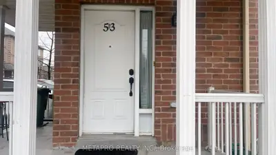 Att/Row/Townhouse in Toronto