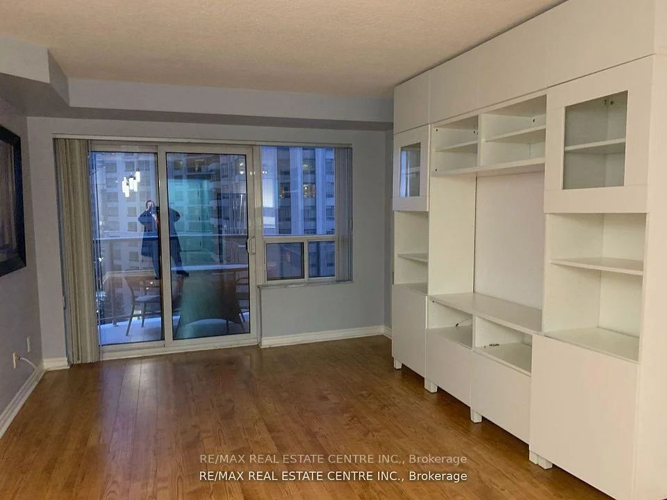 25 Kingsbridge Garden Circle 821, Mississauga, ON L5R 4B1