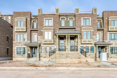 Att/Row/Townhouse in Oakville