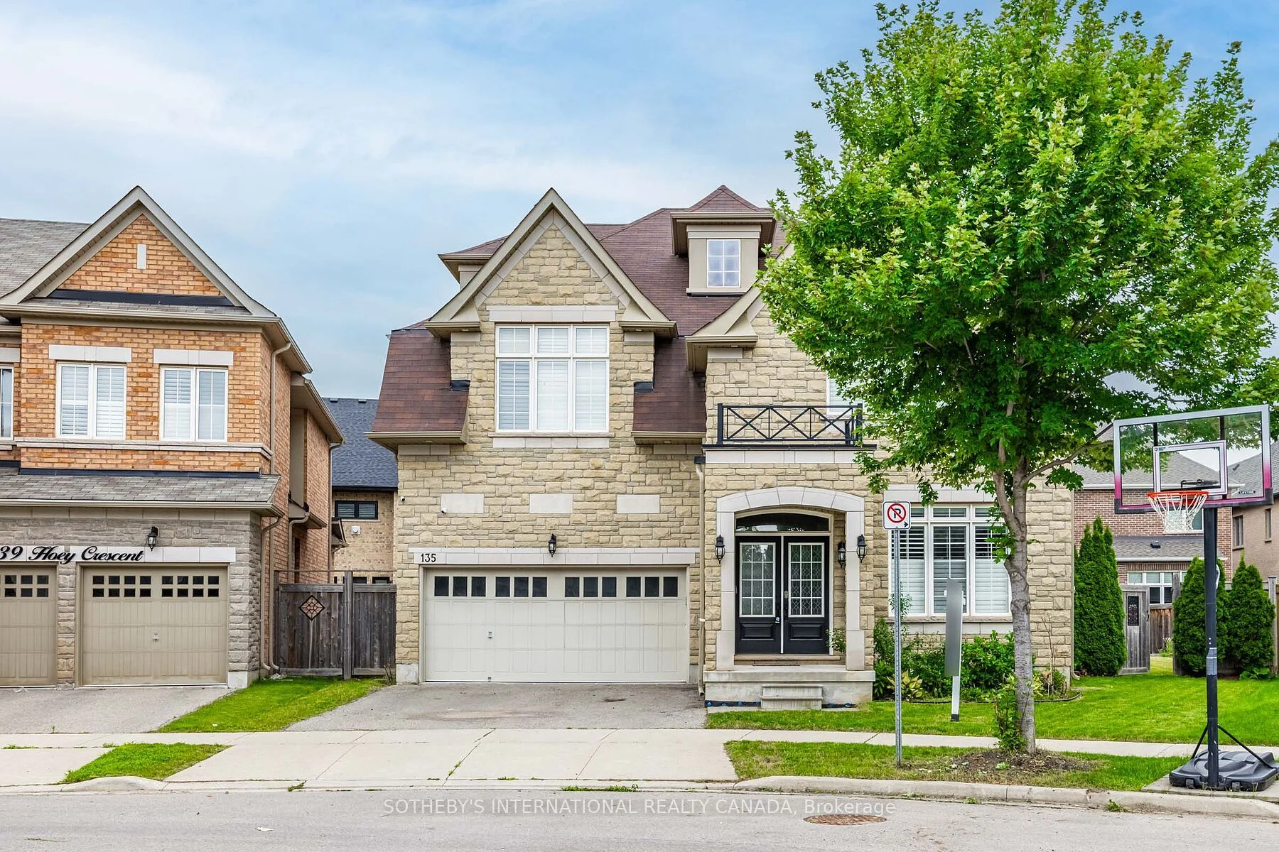 135 Hoey Crescent, Oakville, ON L6M 0X1