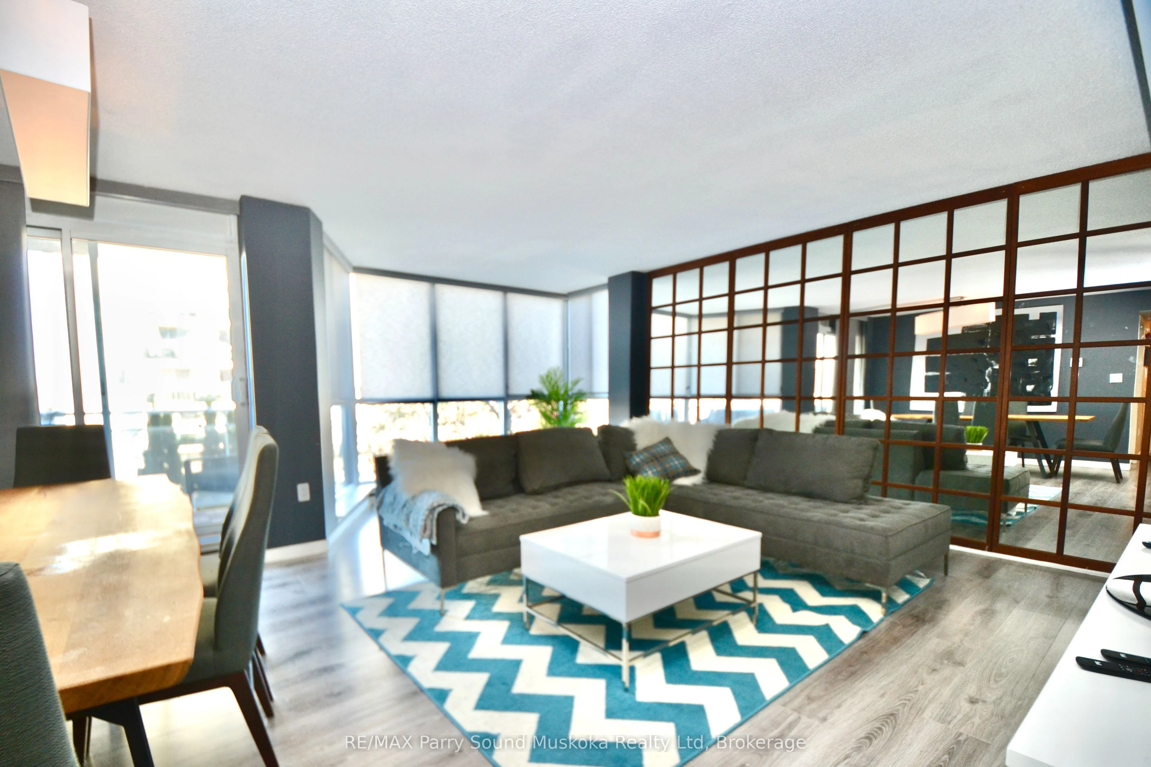 1071 QUEENS Avenue 205, Oakville, ON L6H 2R5
