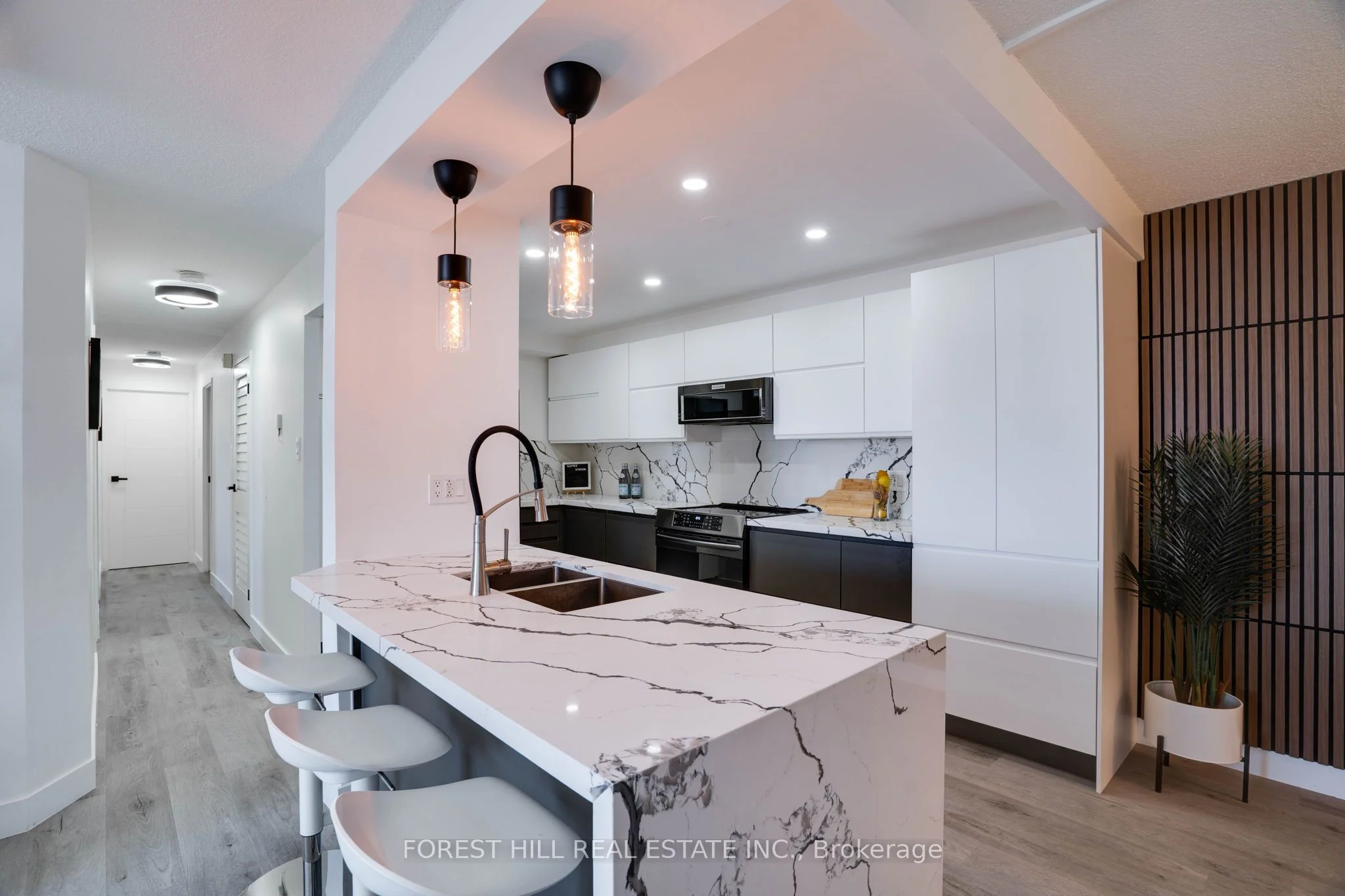 236 Albion Road 1811, Toronto W10, ON M9W 6A6