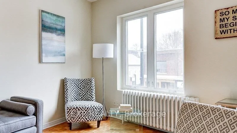 3060 Dundas Street W 2, Toronto W02, ON M6P 1A7