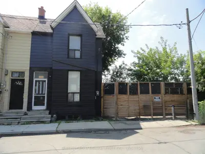 Att/Row/Townhouse in Toronto