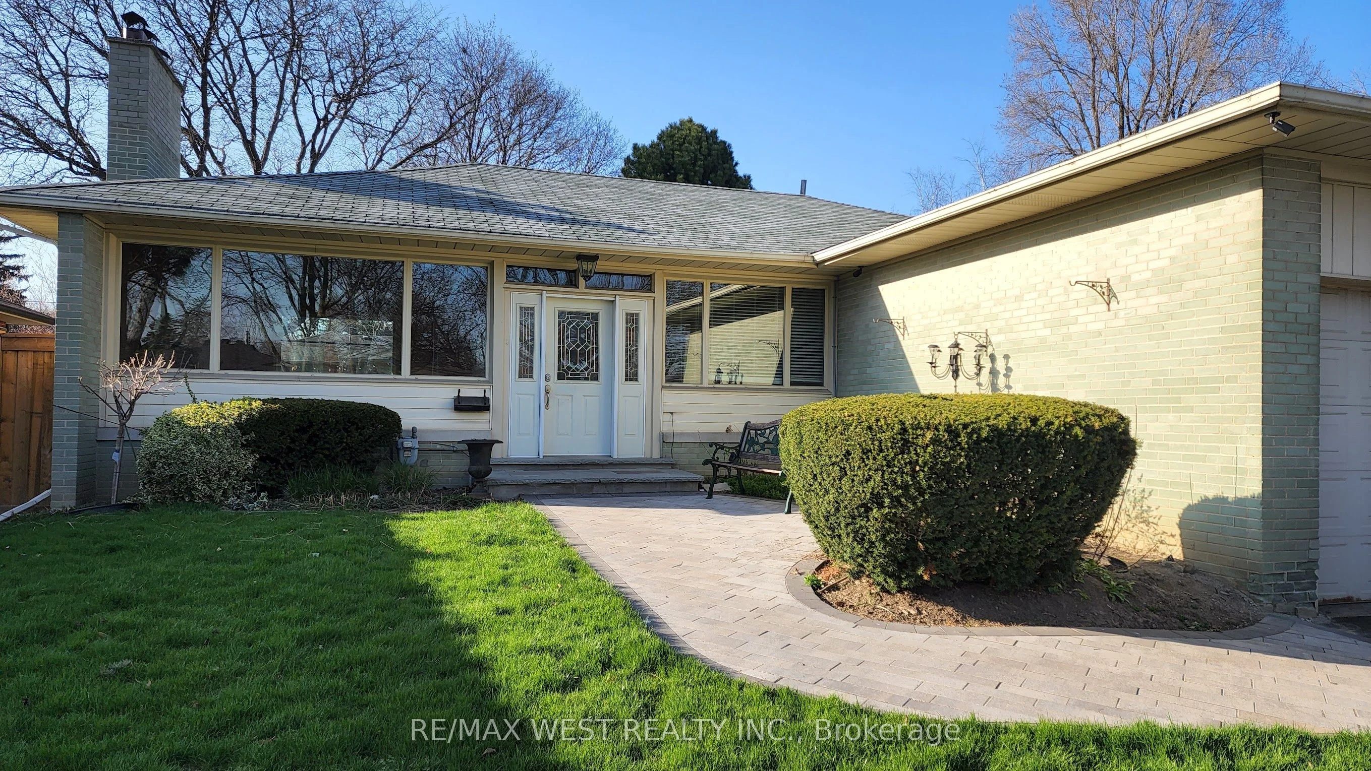 114 Prince George Drive, Toronto W08, ON M9B 2X8