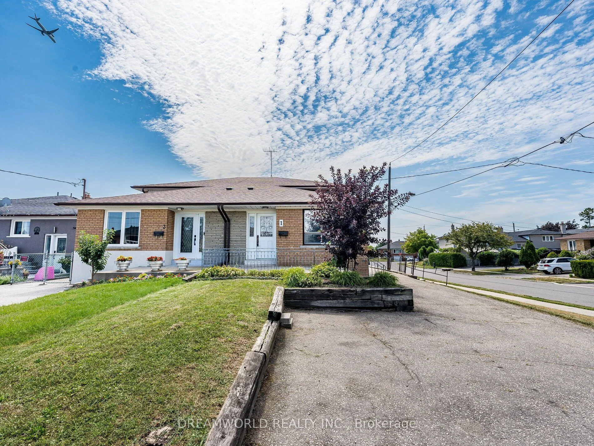 1 Friary Court, Toronto W05, ON M3L 2B4