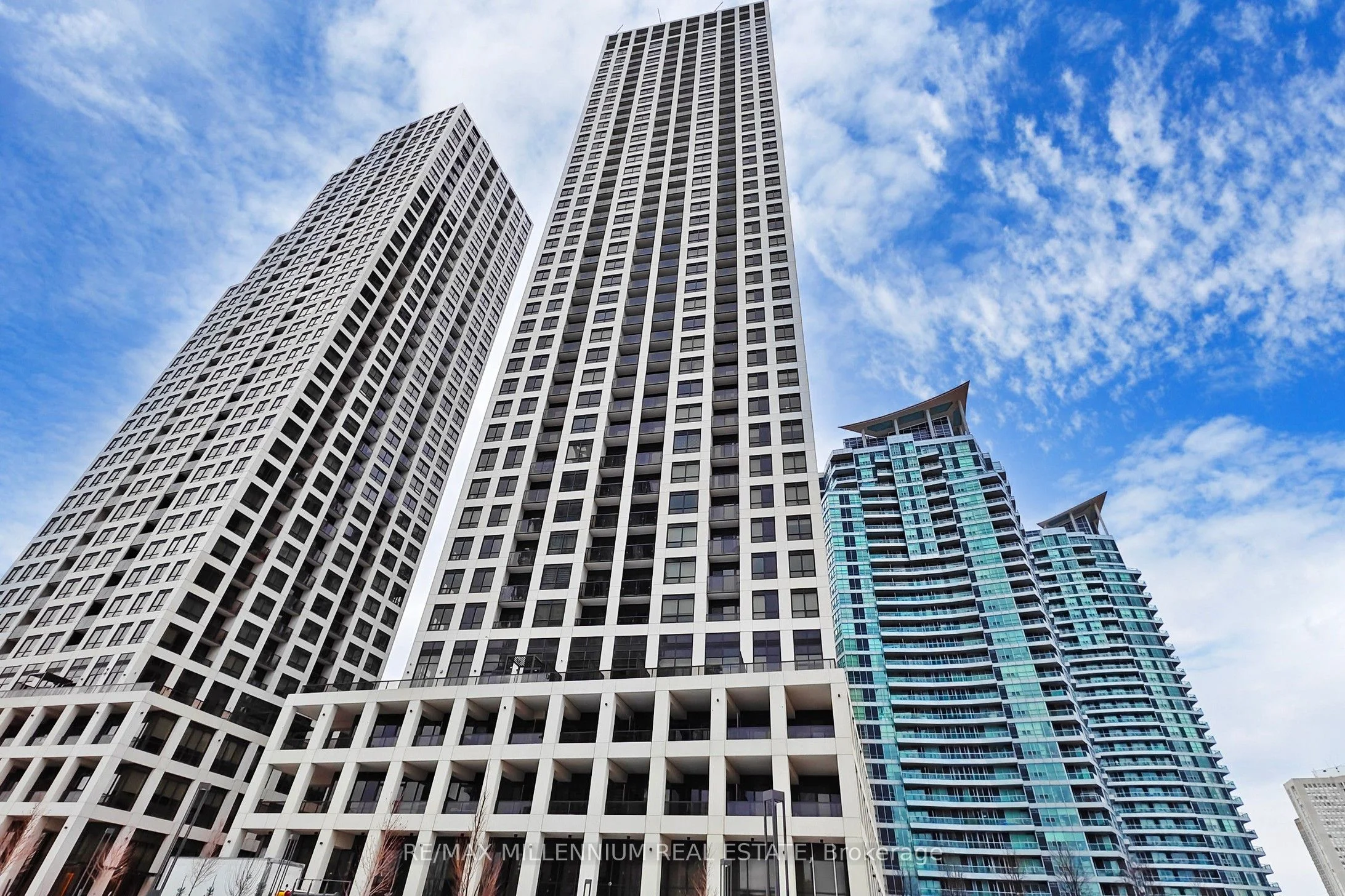 30 Elm Drive W 807, Mississauga, ON L5B 0N6