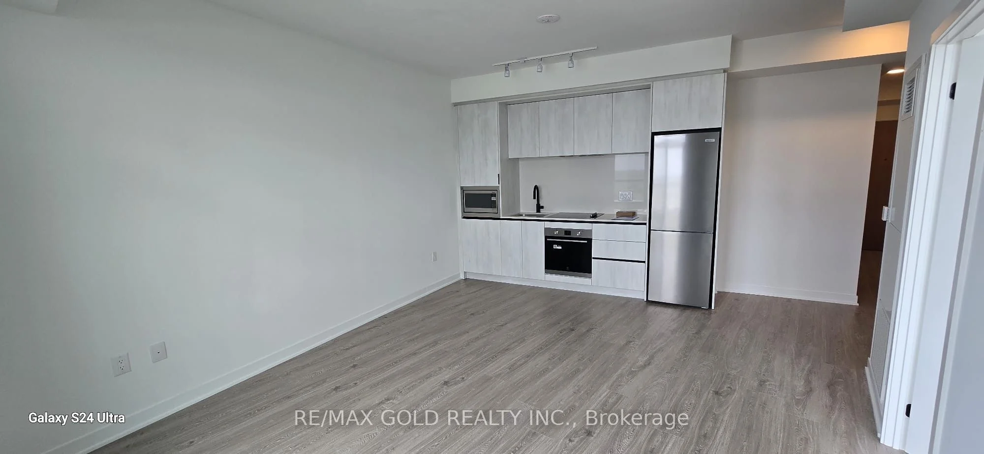 2495 Eglinton Avenue W 1613, Mississauga, ON L5M 2T2