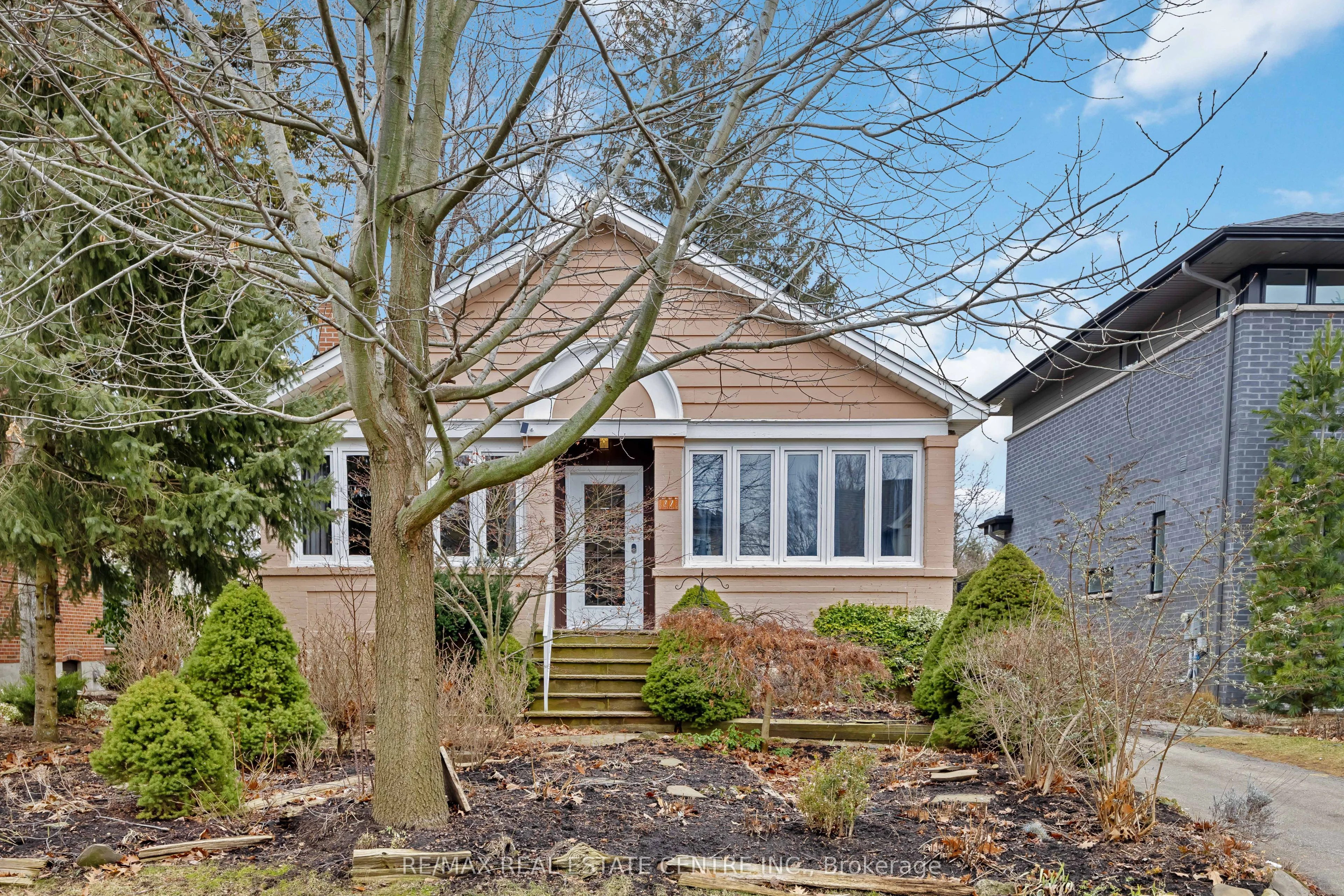 32 WENONAH Drive, Mississauga, ON L5G 3W3