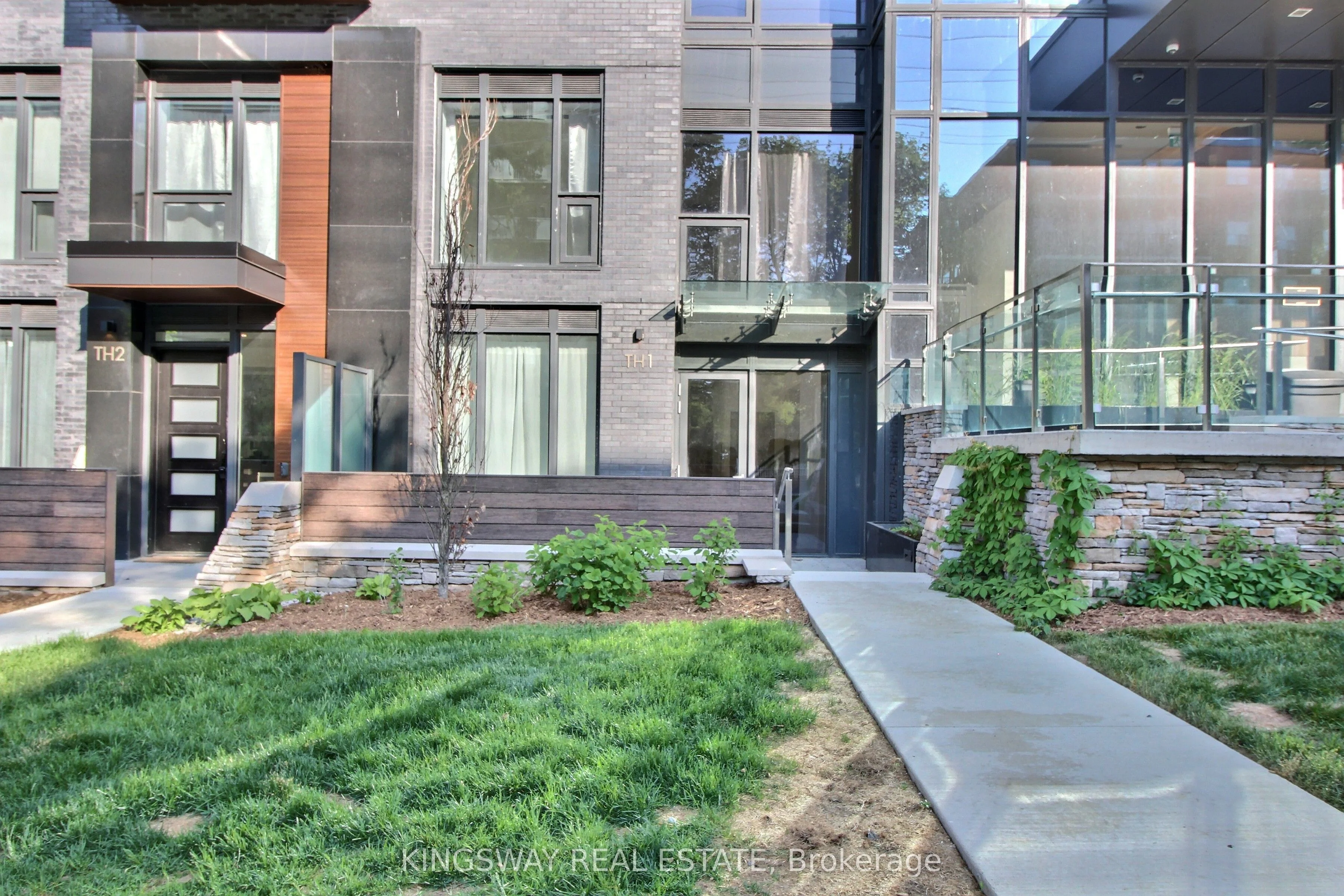 21 Park Street E Th1, Mississauga, ON L5G 1L7