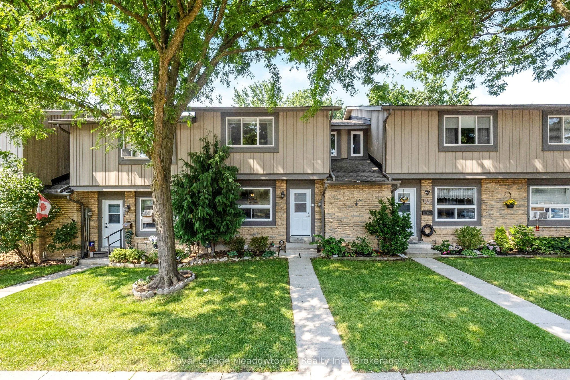 Condo Townhouse in Milton
