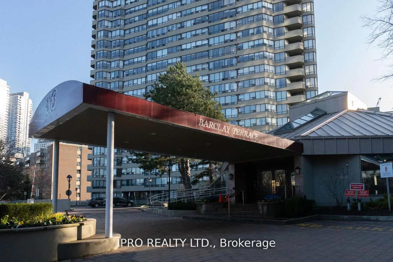 1300 Islington Avenue 2403, Toronto W08, ON M9A 5C4