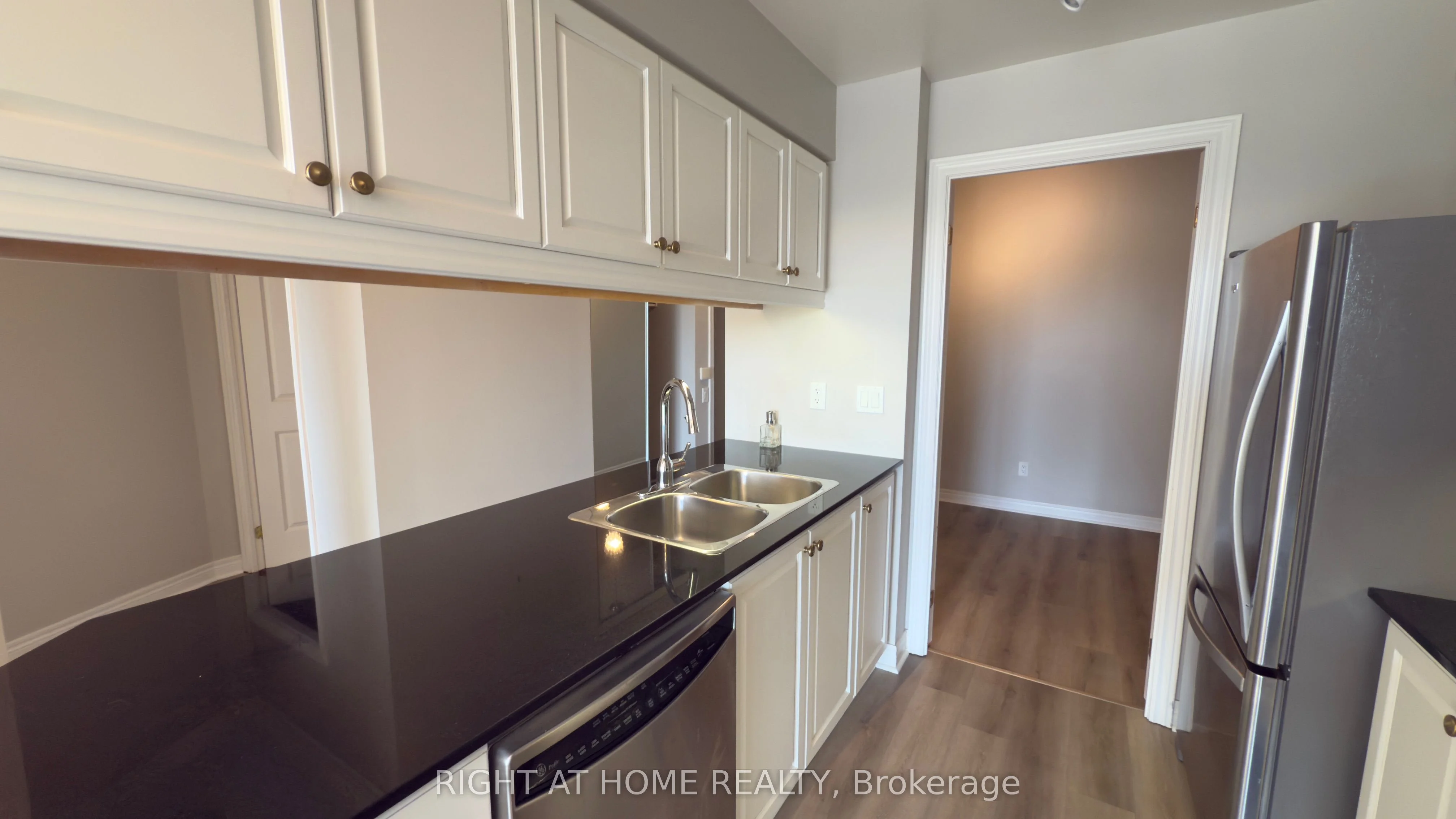 40 OLD MILL Road 703, Oakville, ON L6J 7W2