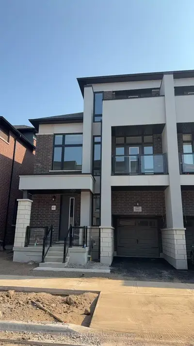 Att/Row/Townhouse in Oakville