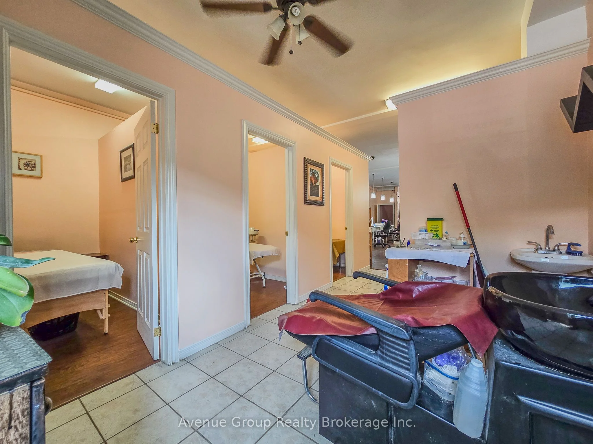 5116 Dundas Street W, Toronto W08, ON M9A 1C2