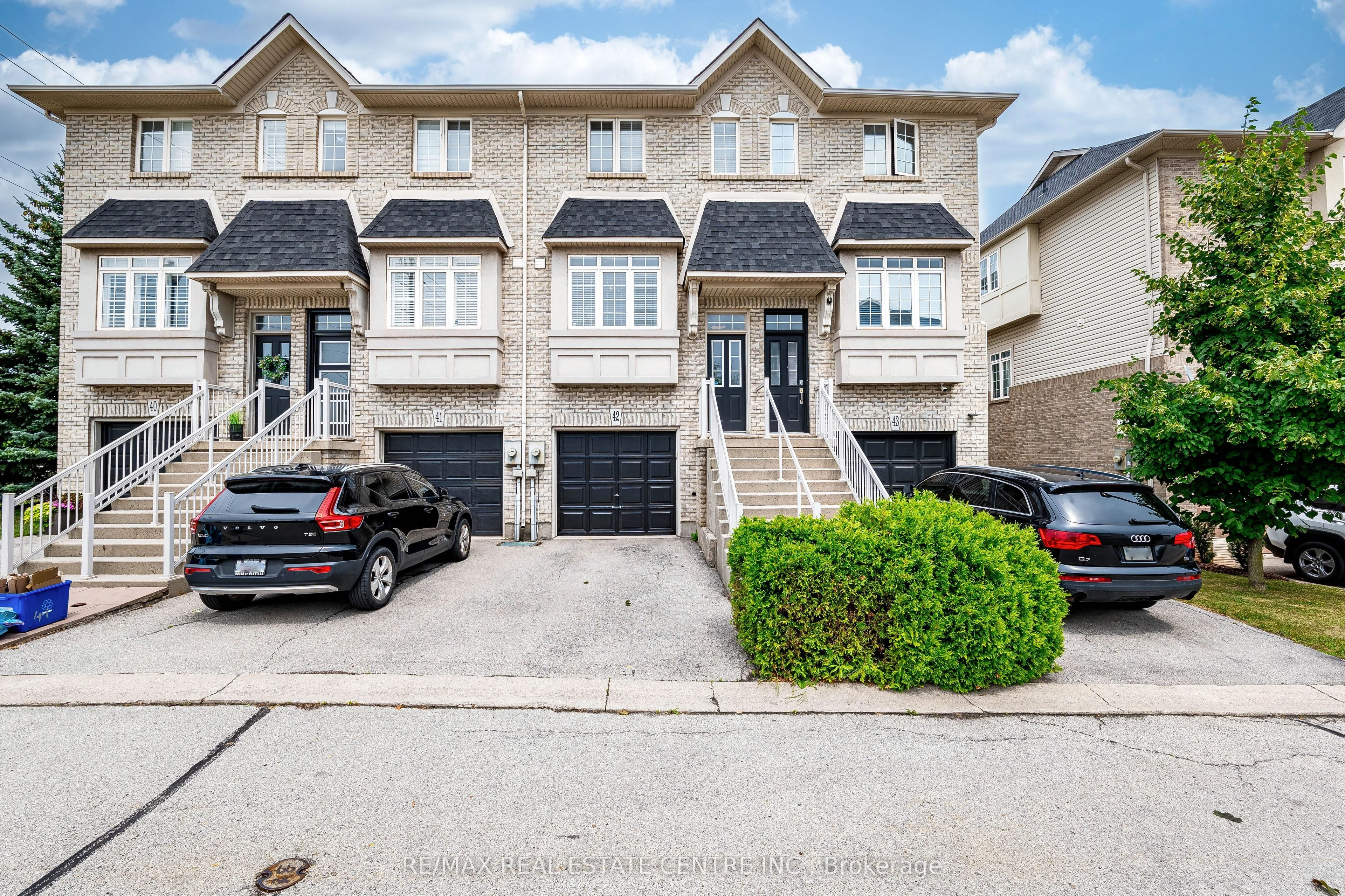 Att/Row/Townhouse in Burlington