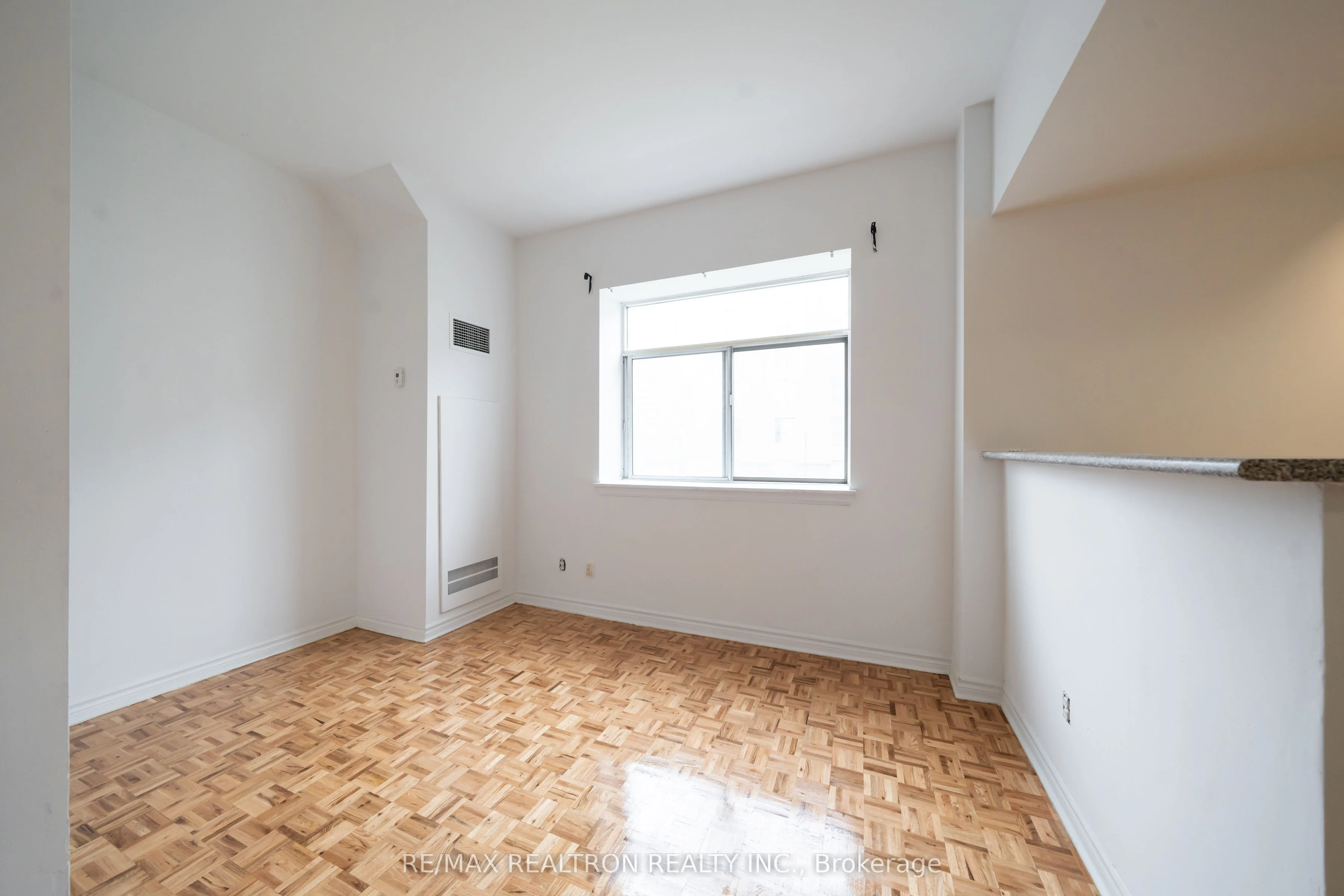 1407 Dupont Street 203, Toronto W02, ON M6H 4J7