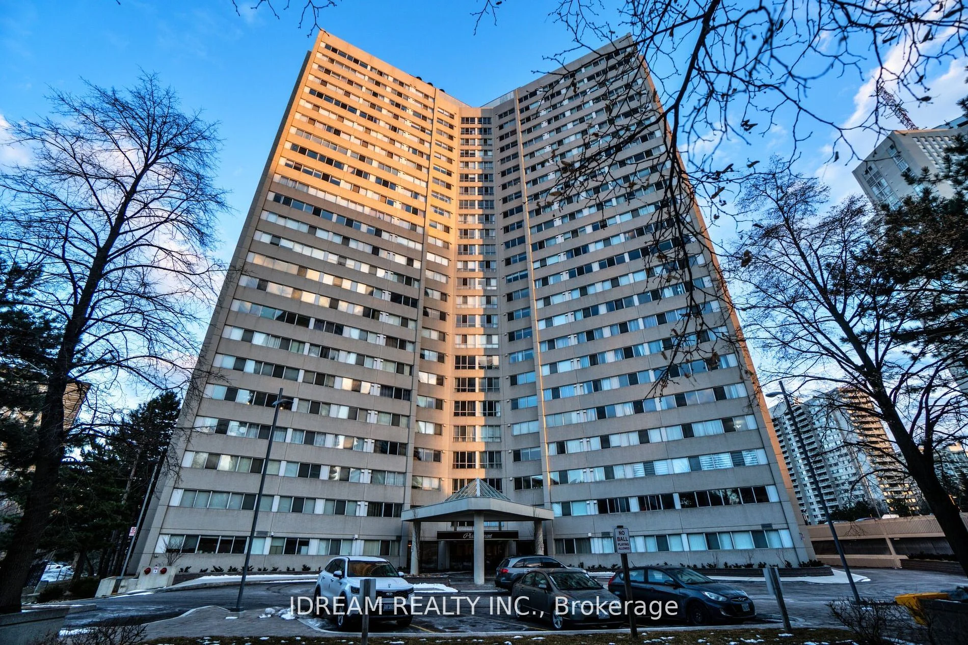 3700 Kaneff Crescent 211, Mississauga, On L5a 4b8