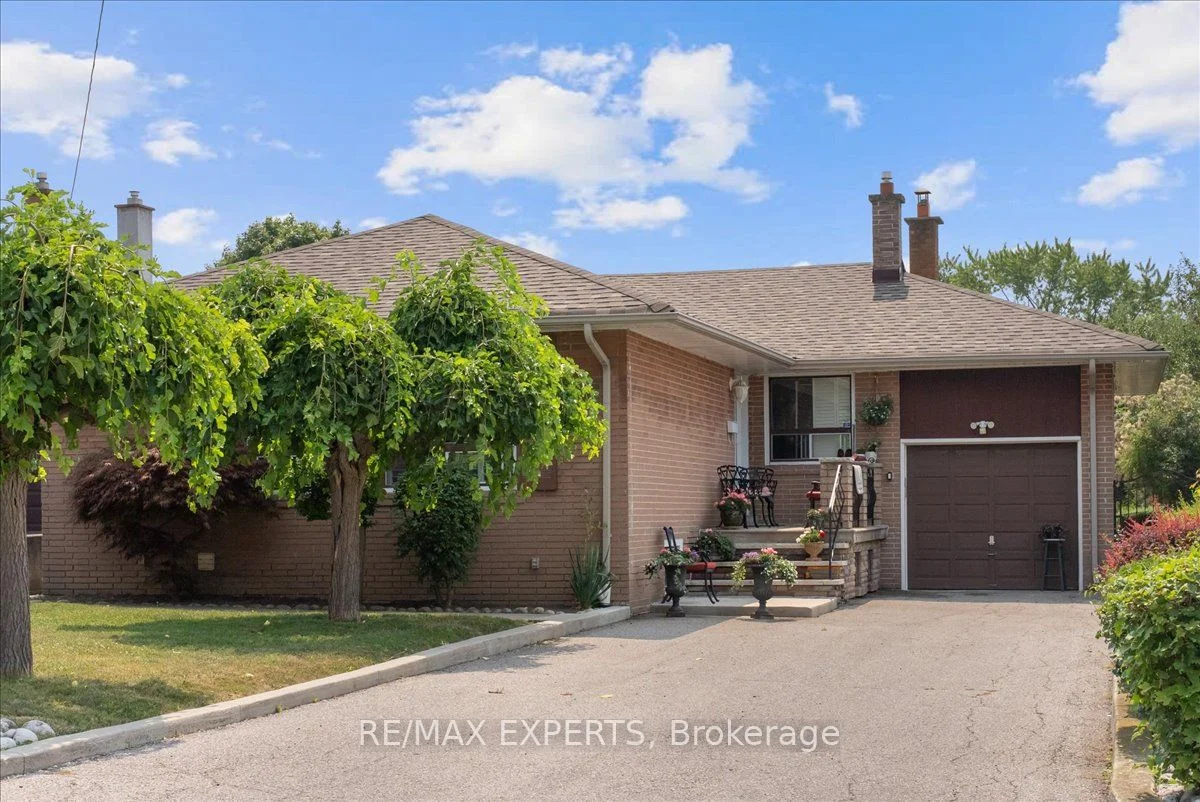 5 Del Ria Drive, Toronto W04, ON M6L 1L9