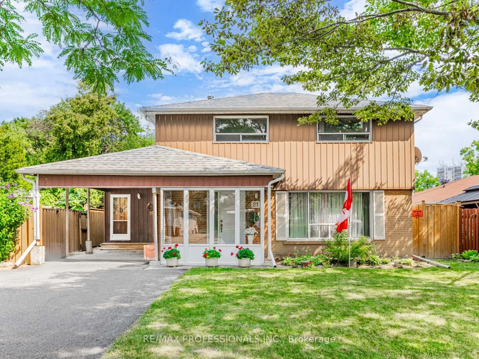 21 Waterbury Drive, Toronto W09, ON M9R 3X8