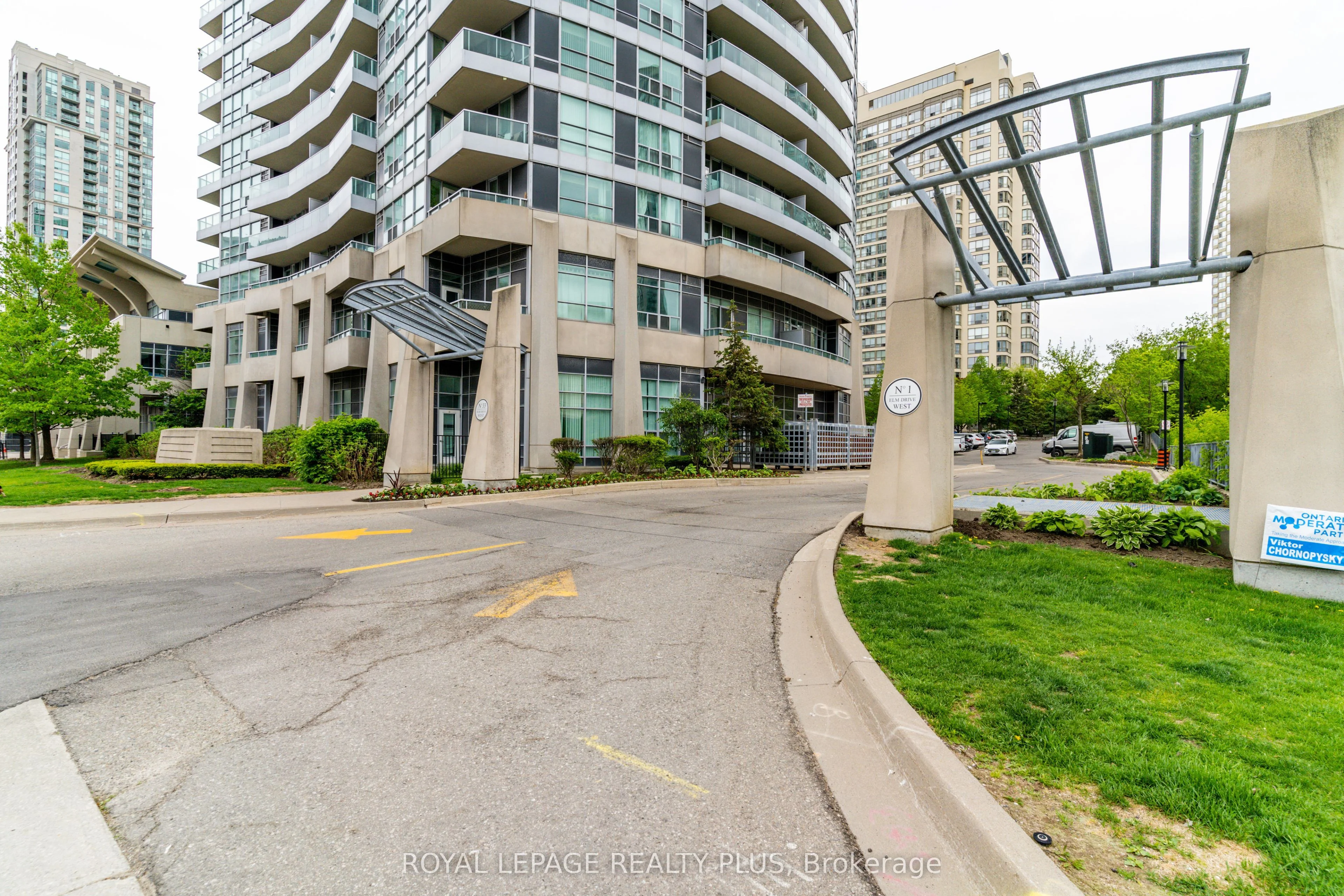 1 Elm Drive 1801, Mississauga, ON L5B 4M1