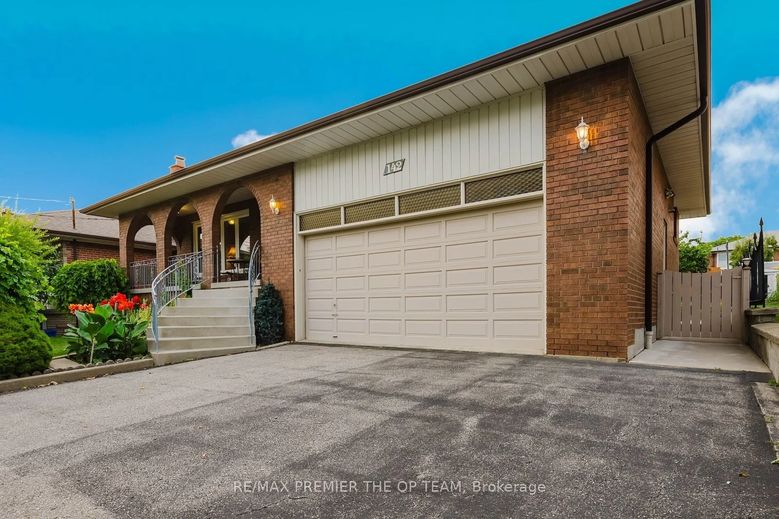 142 Gracefield Avenue, Toronto W04, ON M6L 1L1