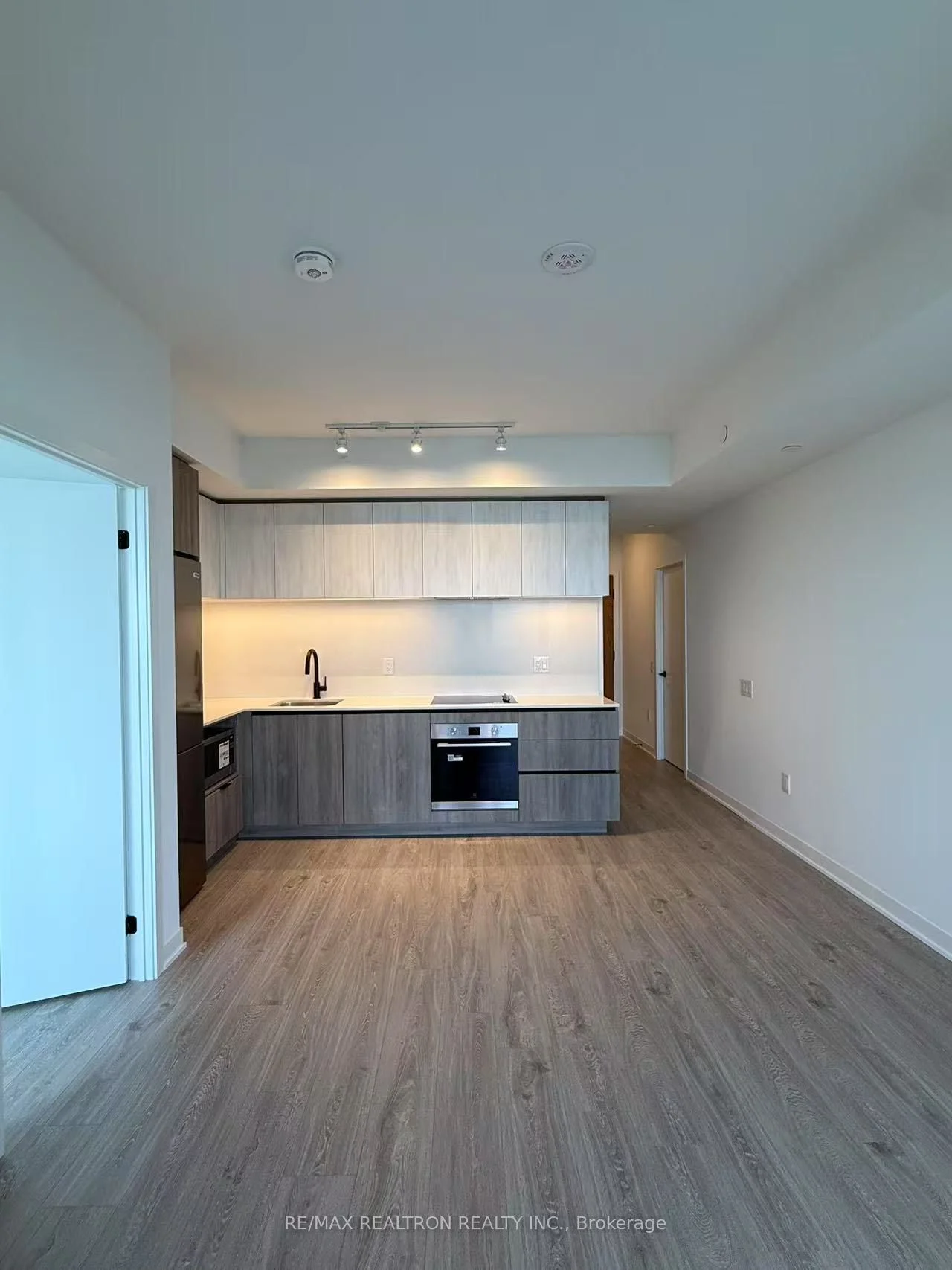 2495 Eglinton Avenue W 1402, Mississauga, ON L5M 2T2