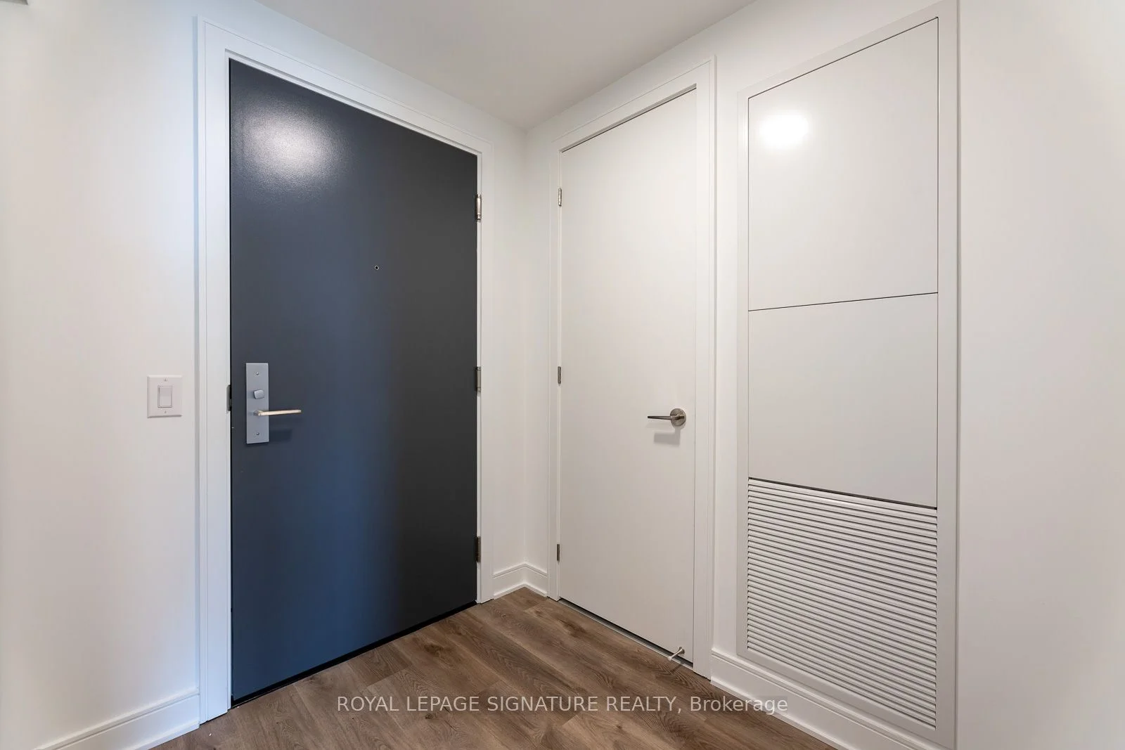 86 Dundas Street E 913, Mississauga, ON L5A 1W4