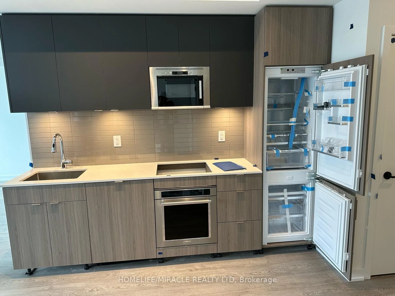 220 Missinnihe Way 302, Mississauga, ON L5H 0A9