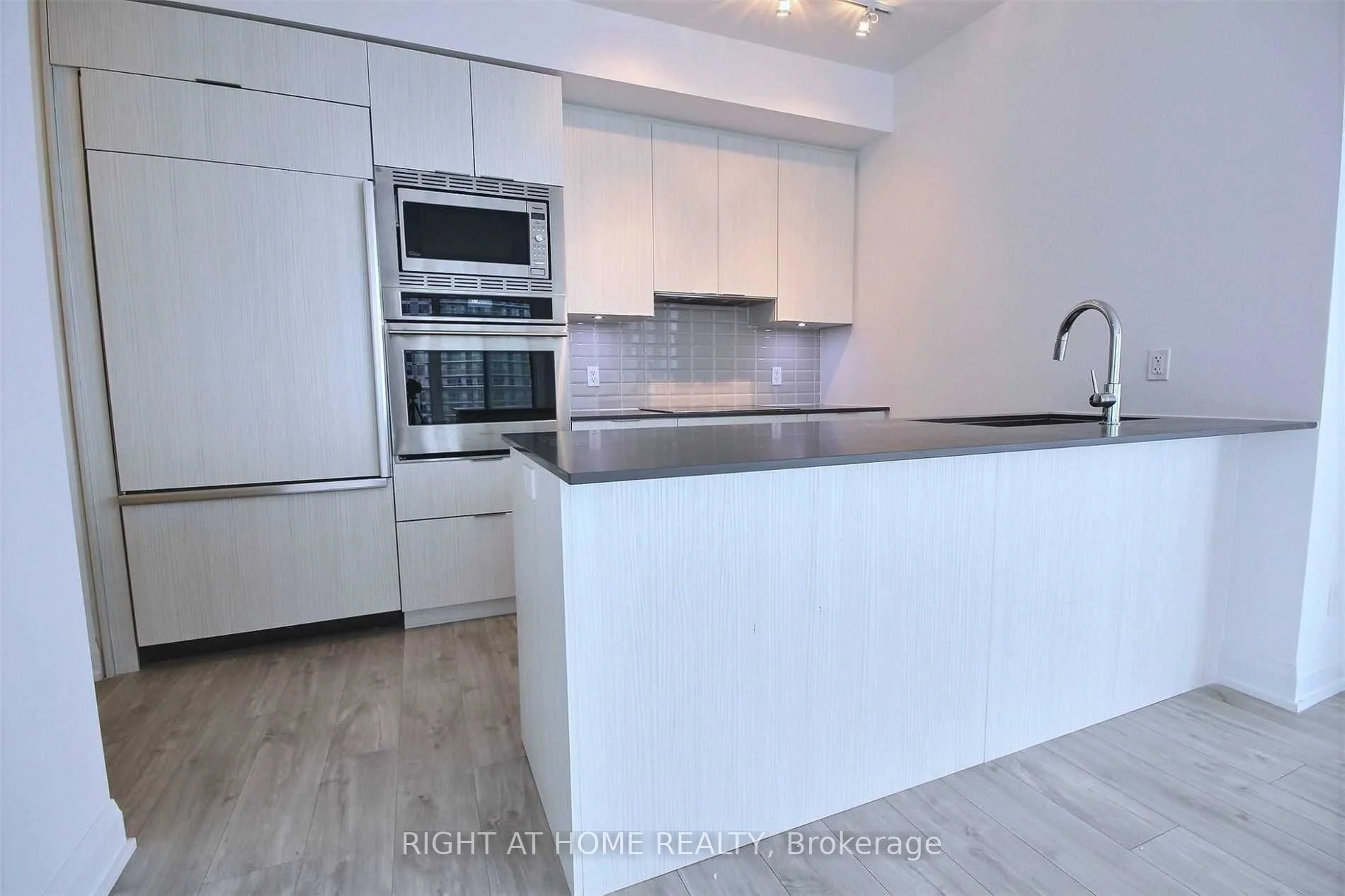 56 Annie Craig Drive 1703, Toronto W06, ON M8V 0C5