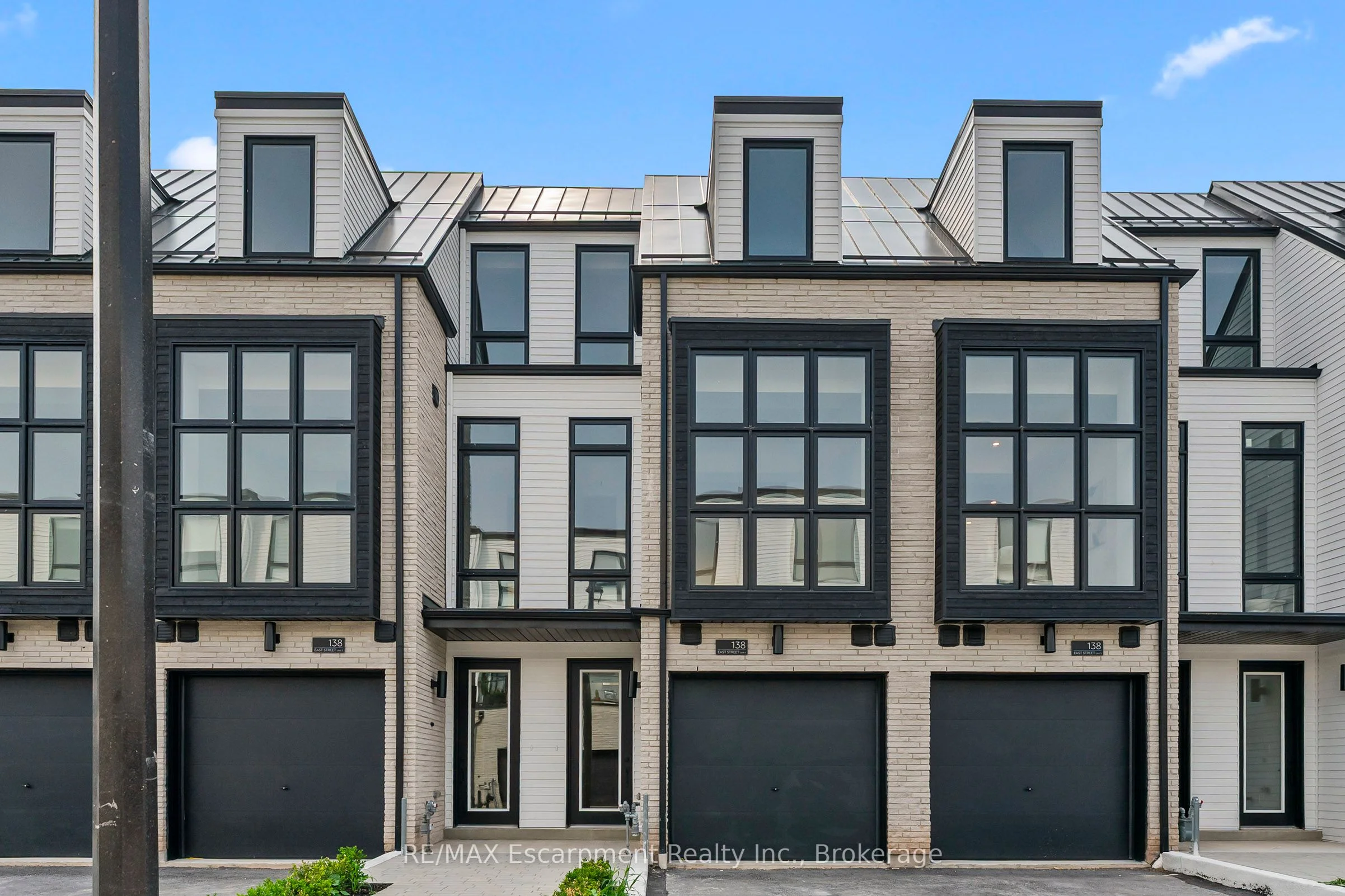 Att/Row/Townhouse in Oakville