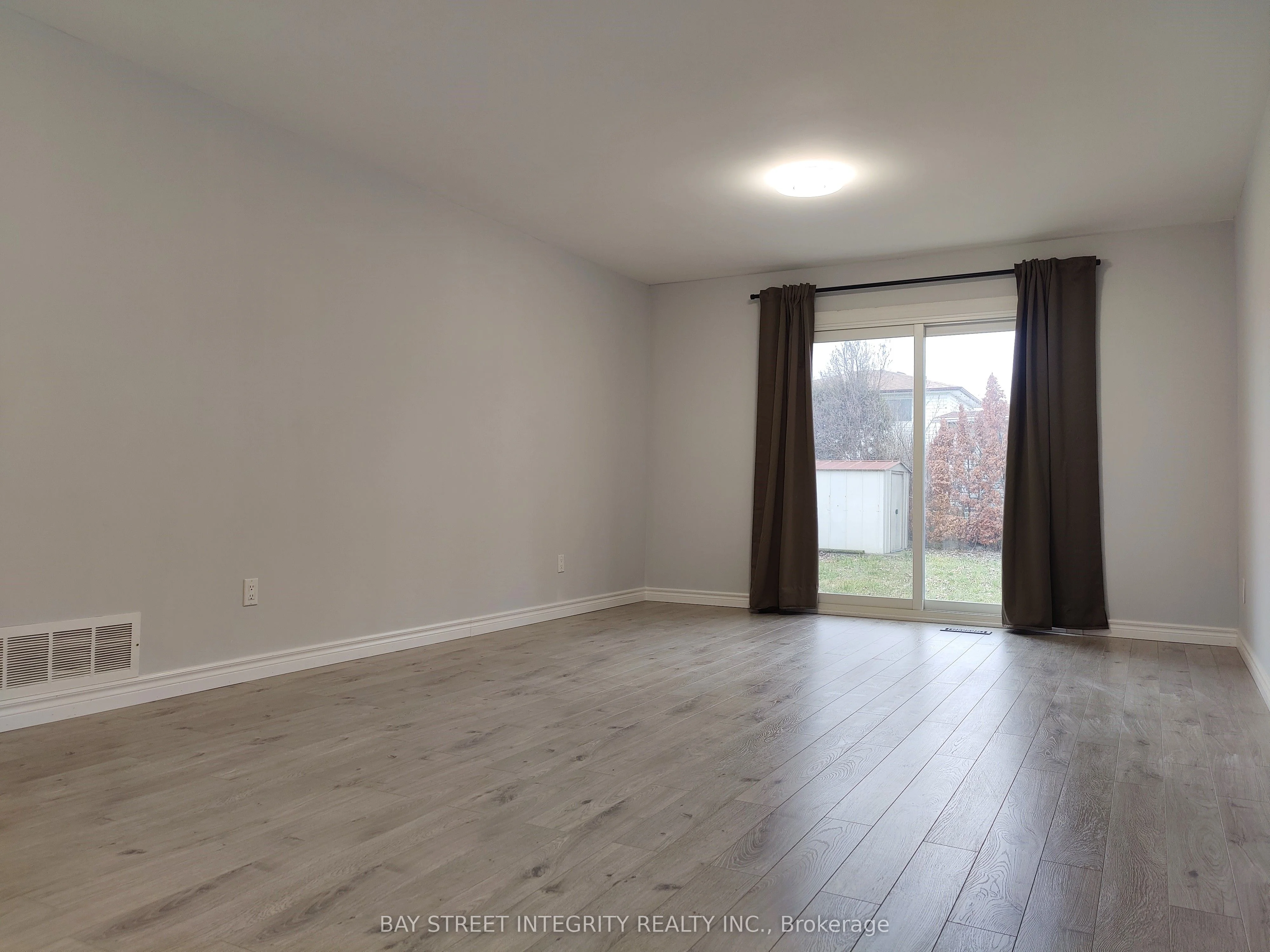 857 Blairholm Avenue 1f&lowe, Mississauga, On L5c 1g5