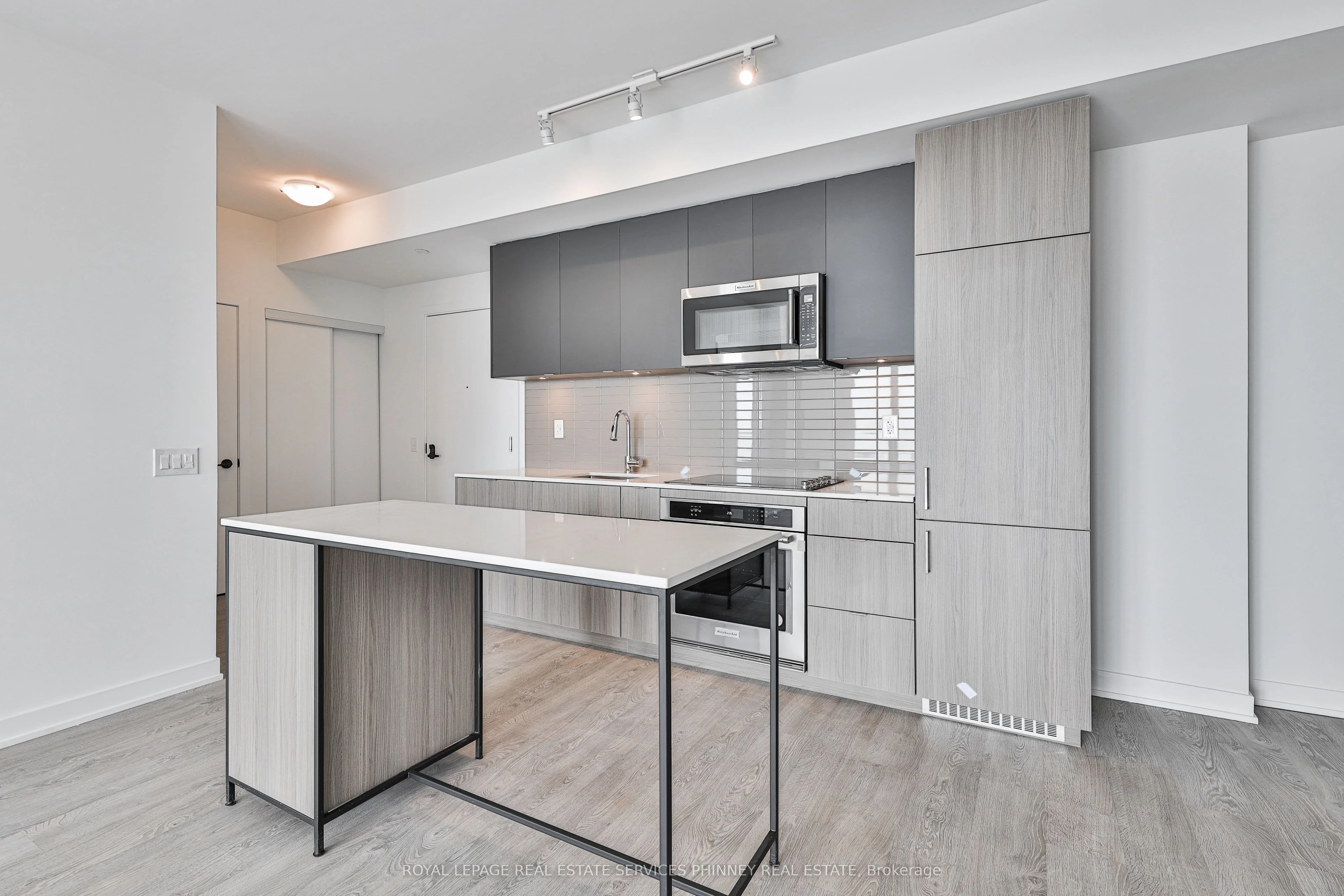 220 Missinnihe Way 907, Mississauga, ON L5H 1G5