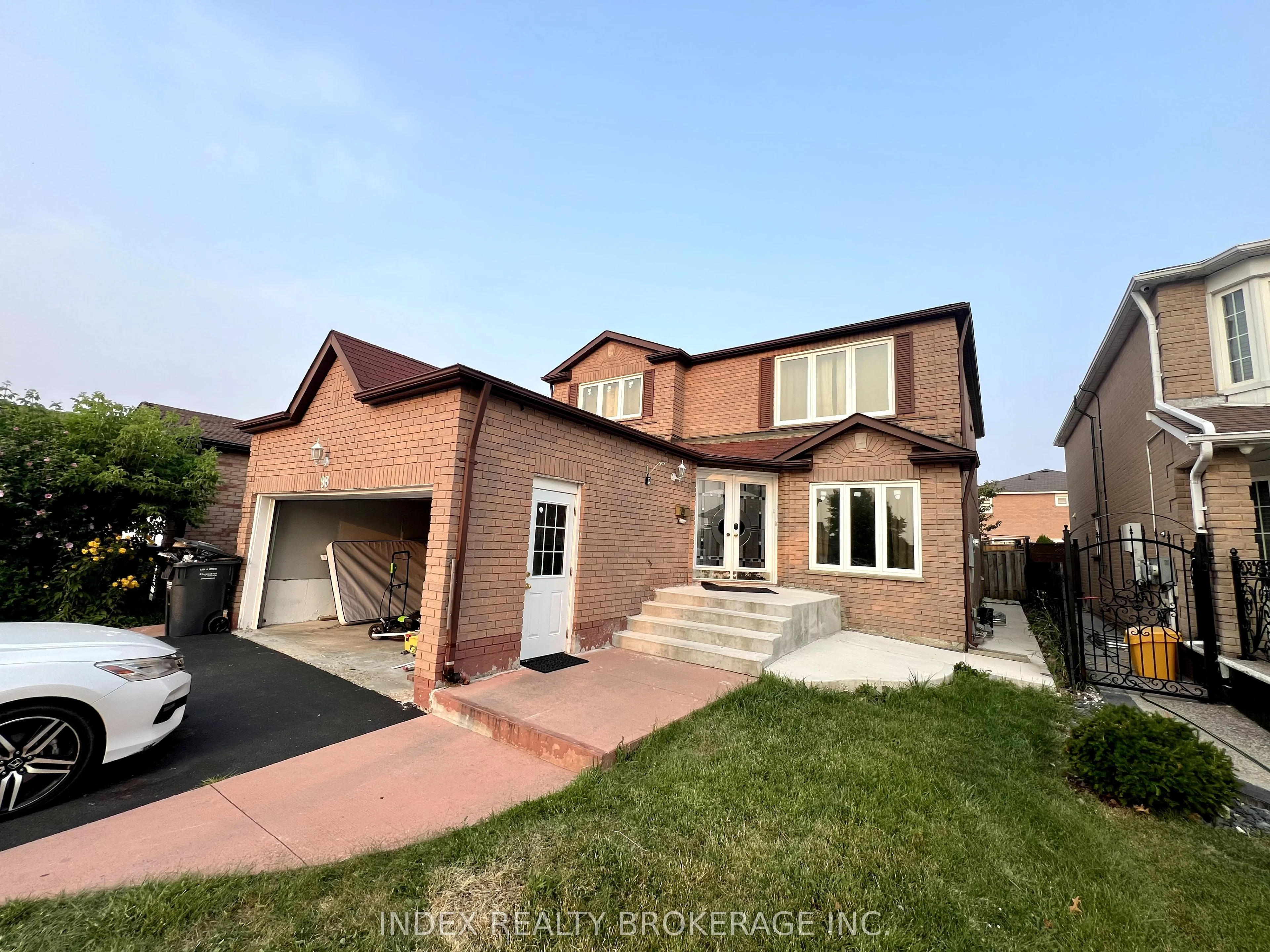 98 Torrance Wood, Brampton, ON L6Y 4L7