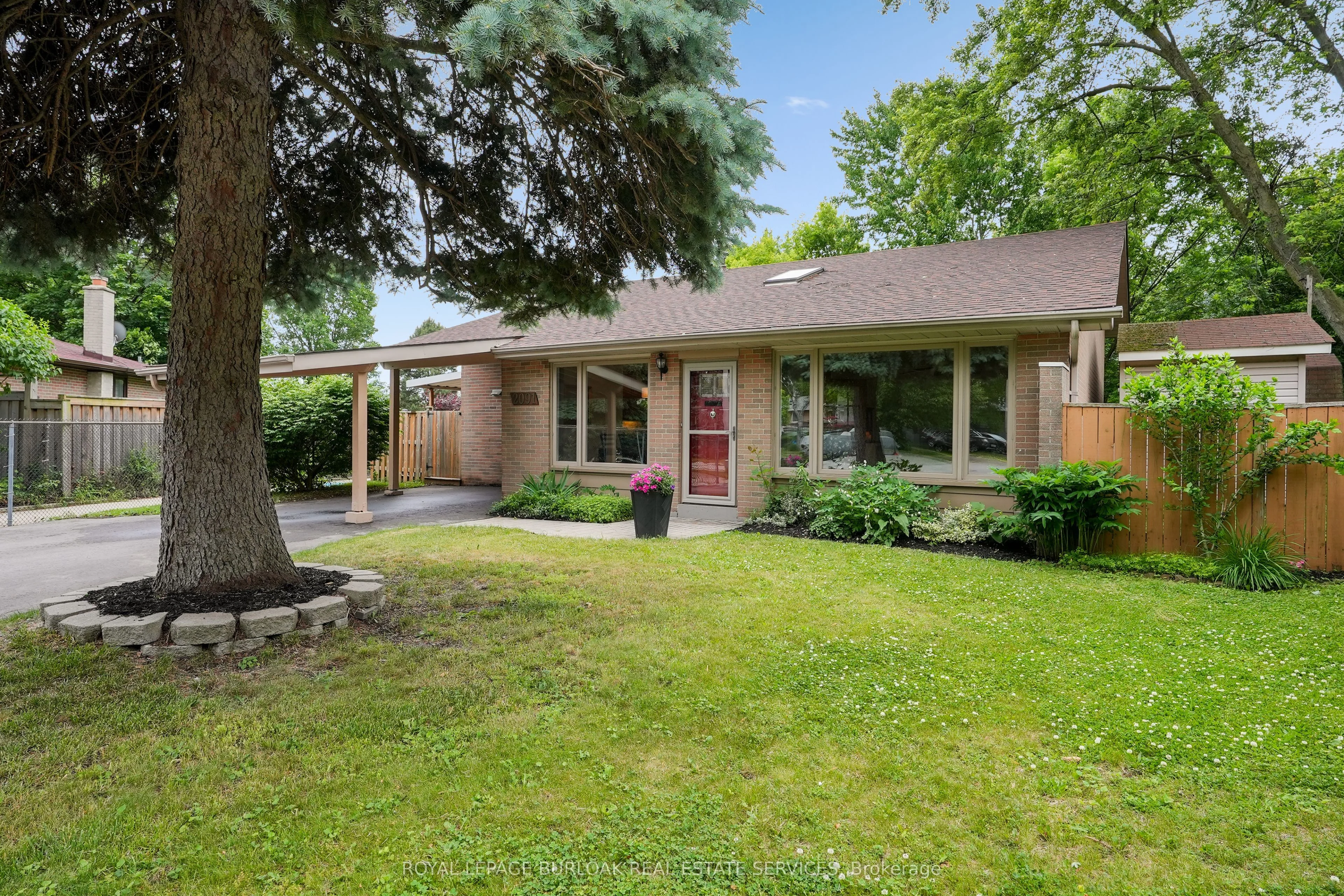 2091 Hartington Court, Mississauga, ON L5J 2G8