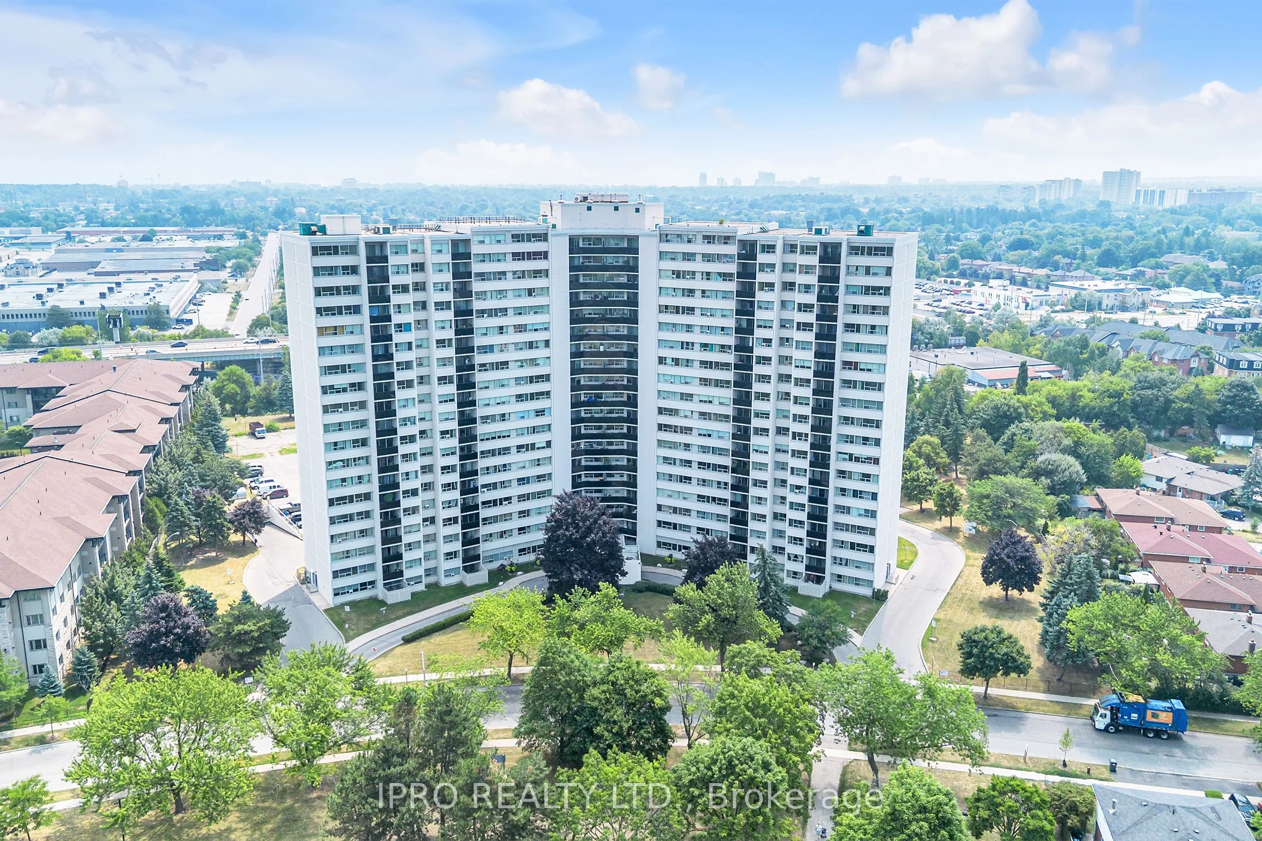 530 Lolita Gardens 1212, Mississauga, ON L5A 3T2