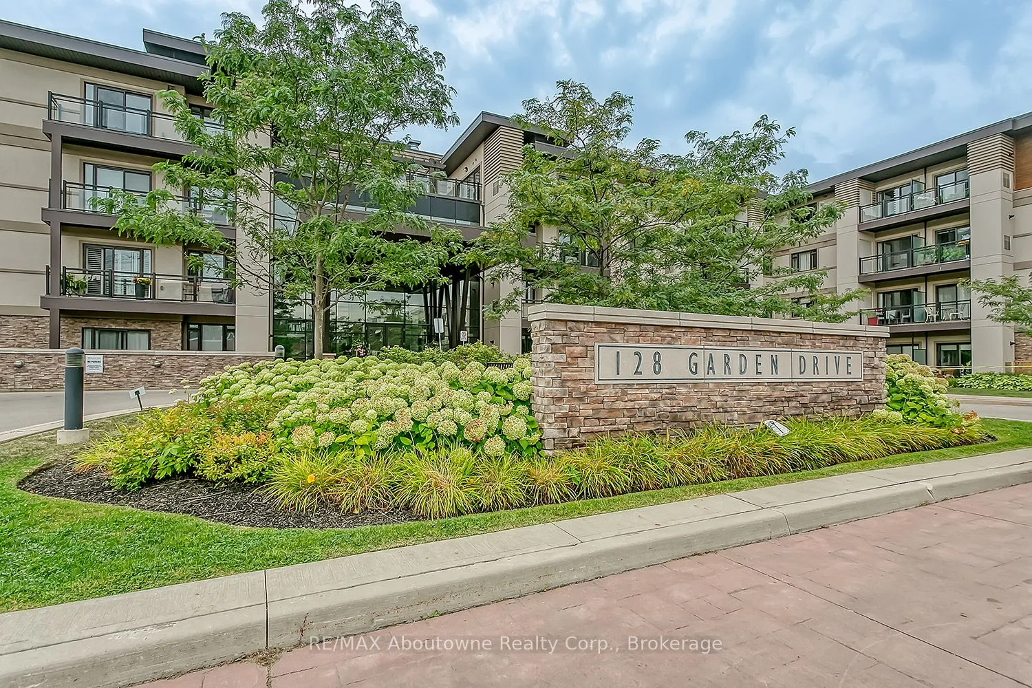 128 Garden Drive 102, Oakville, On L6k 0h7