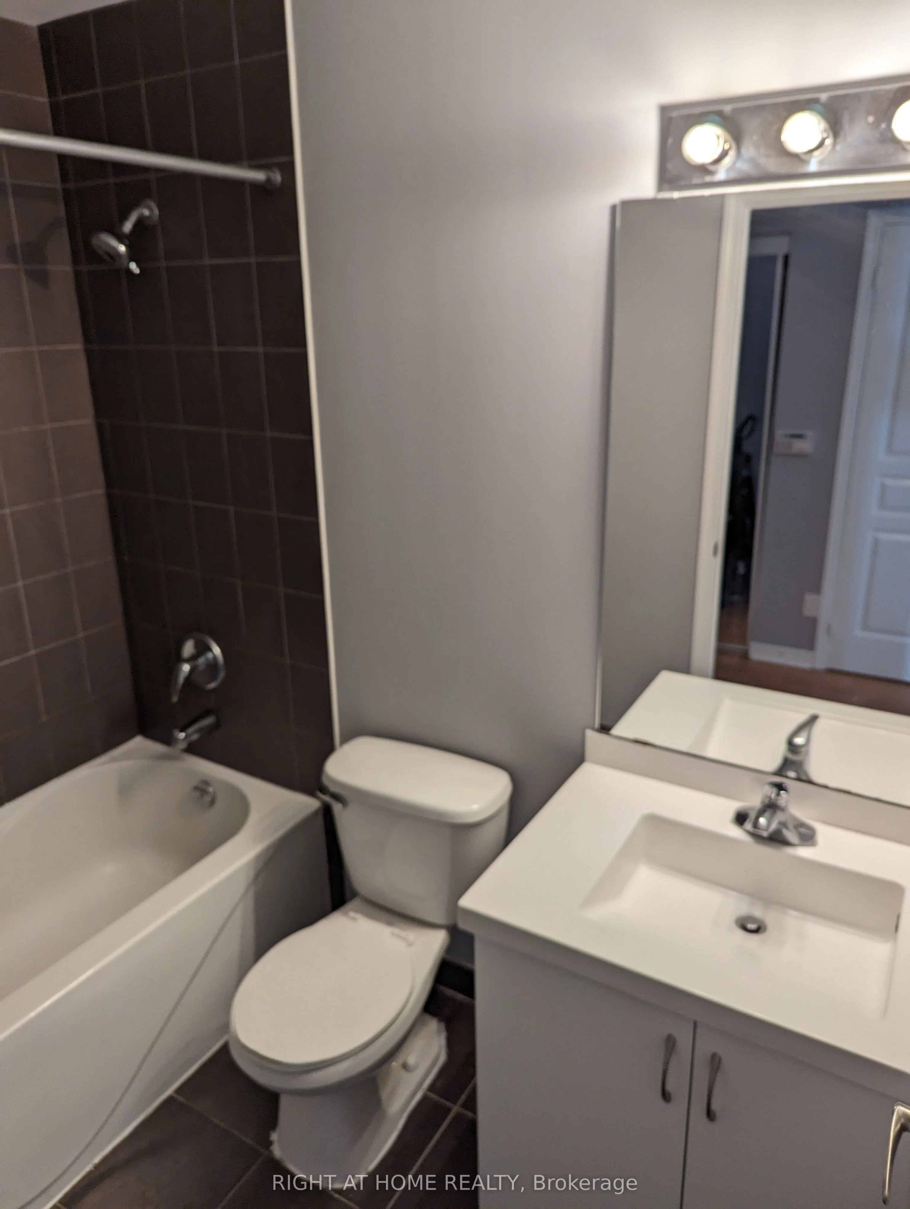 2240 Lakeshore Boulevard W 304, Toronto W06, ON M8V 1A5