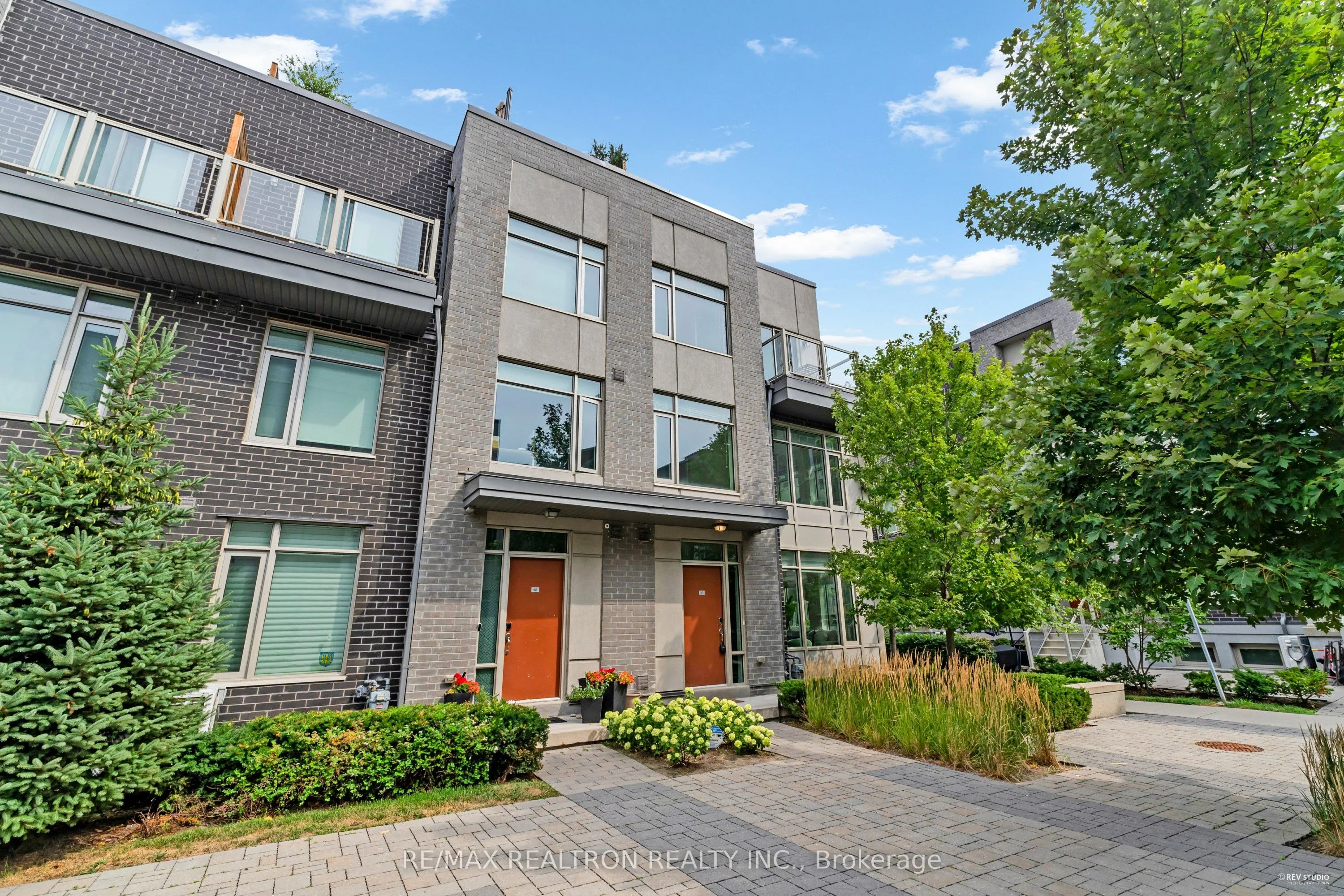 31 Applewood Lane 67, Toronto W08, ON M9C 0C1