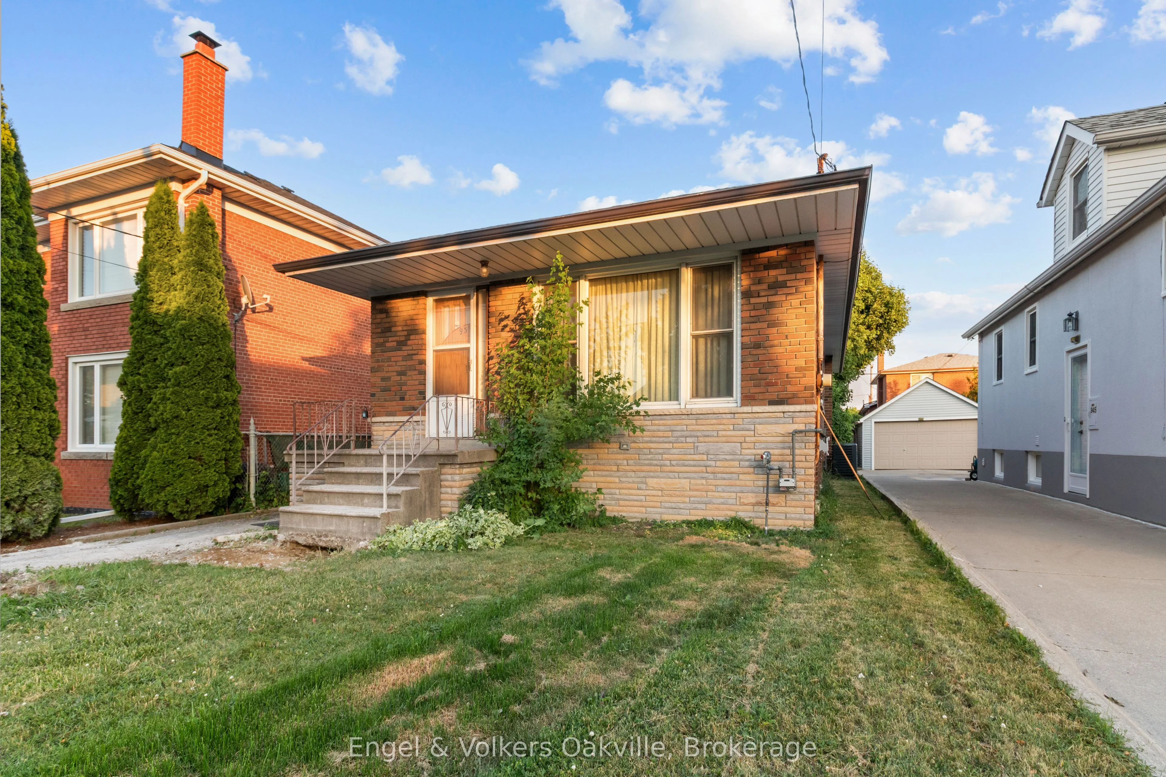 939 Glencairn Avenue, Toronto W04, ON M6B 2A6