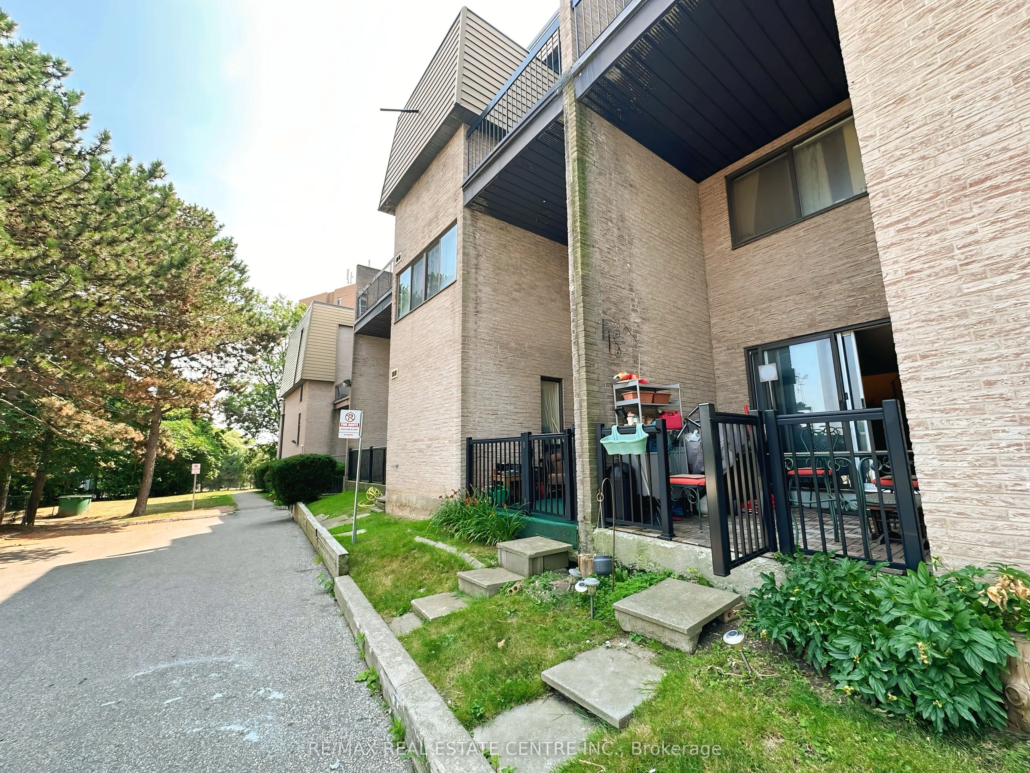 2095 Roche Court 111, Mississauga, ON L5K 2C8