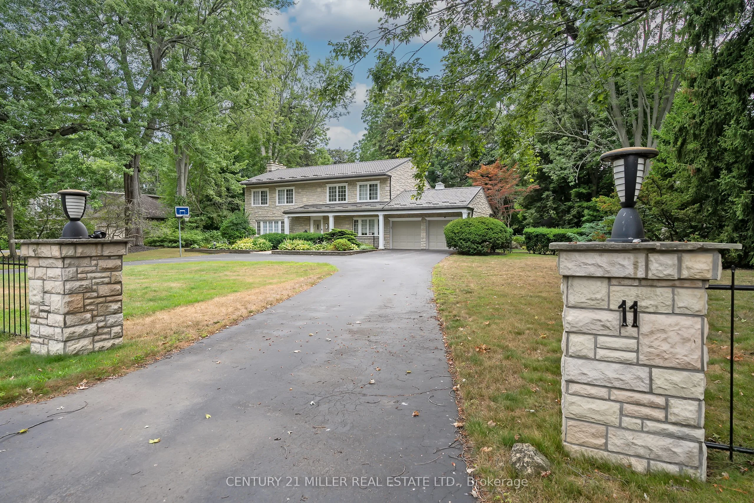 11 Colonial Crescent, Oakville, ON L6J 4K8