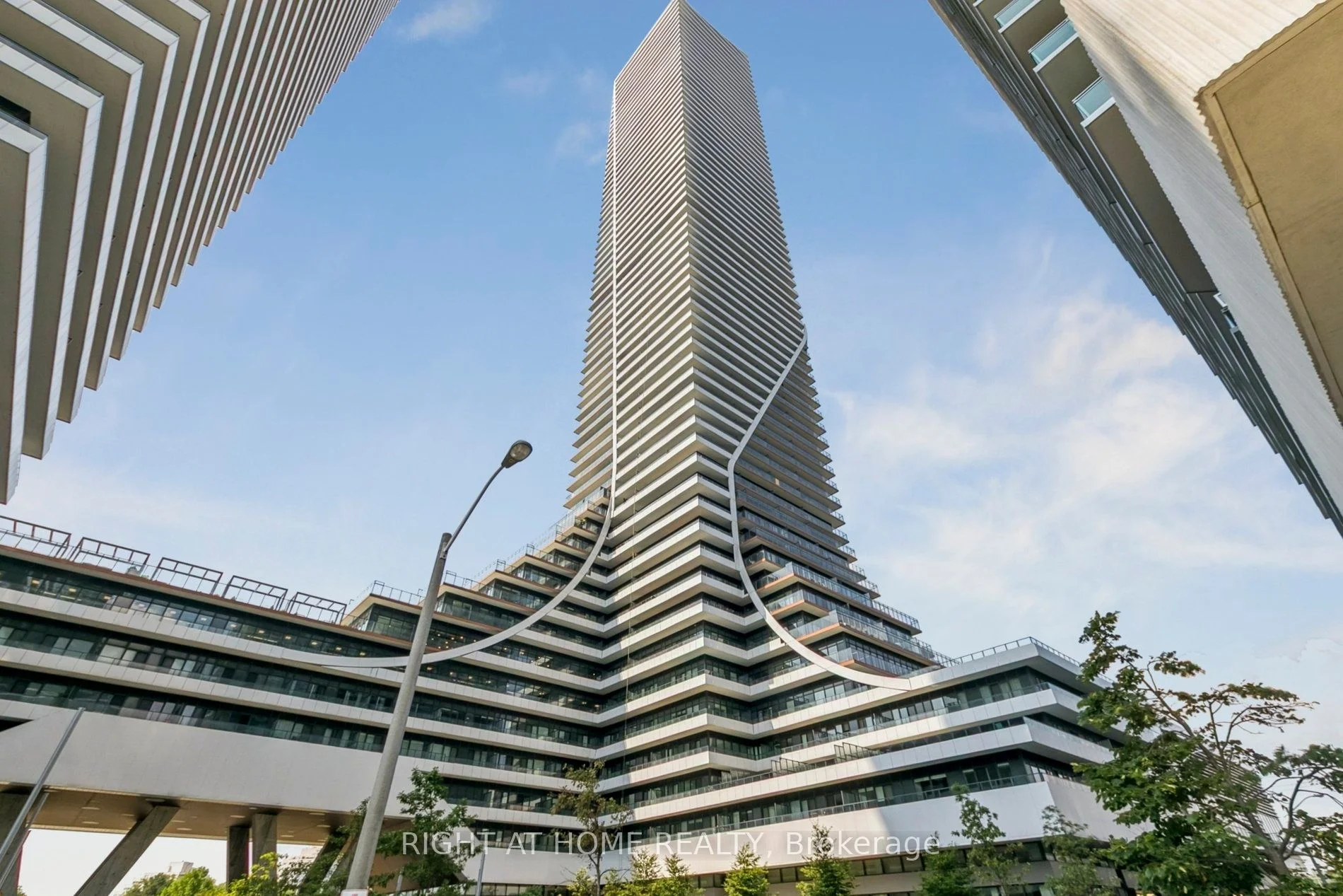 30 Shore Breeze Drive 2217, Toronto W06, ON M8V 0J1