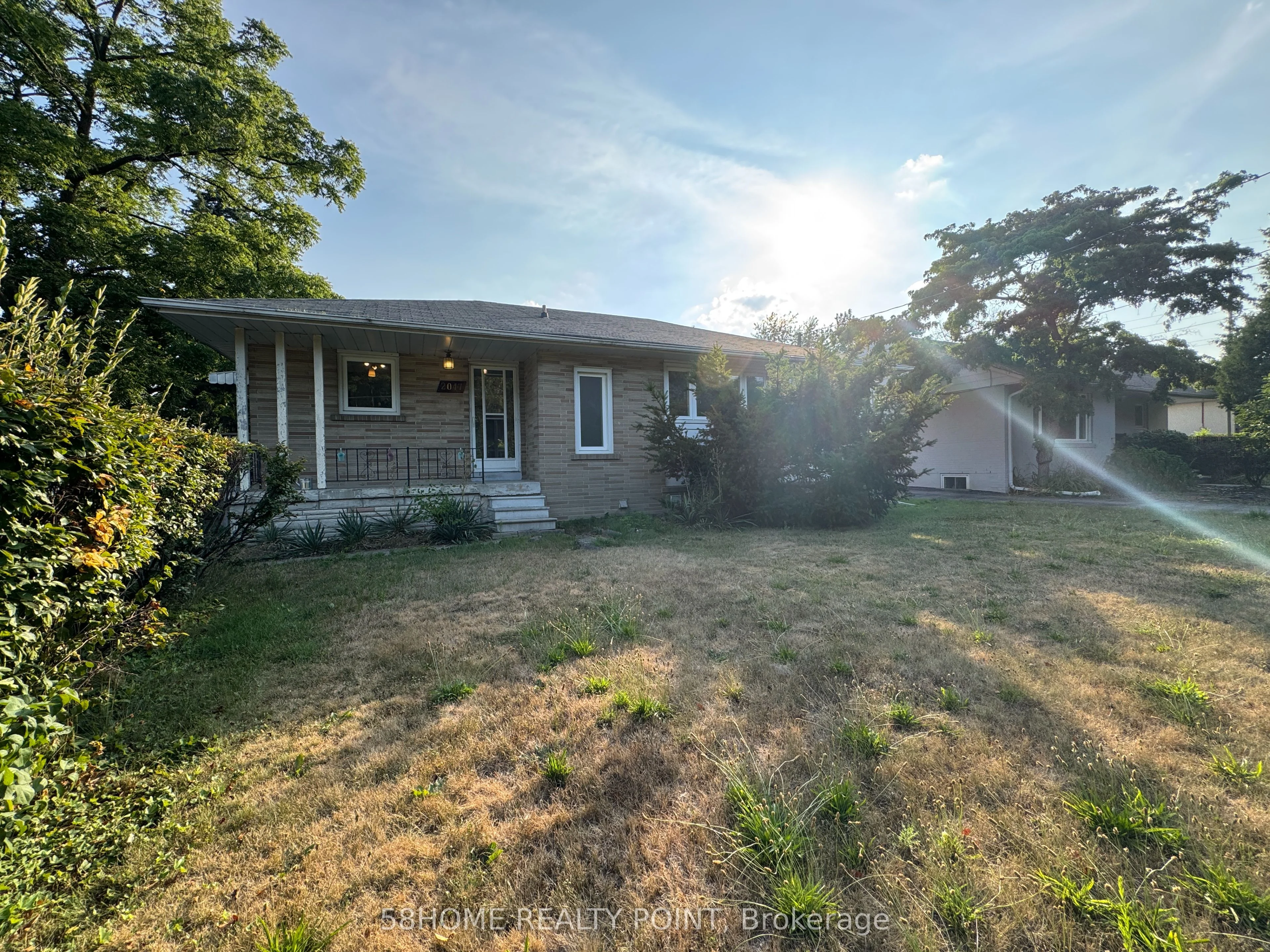 2047 Hindhead Road, Mississauga, ON L5J 1N8