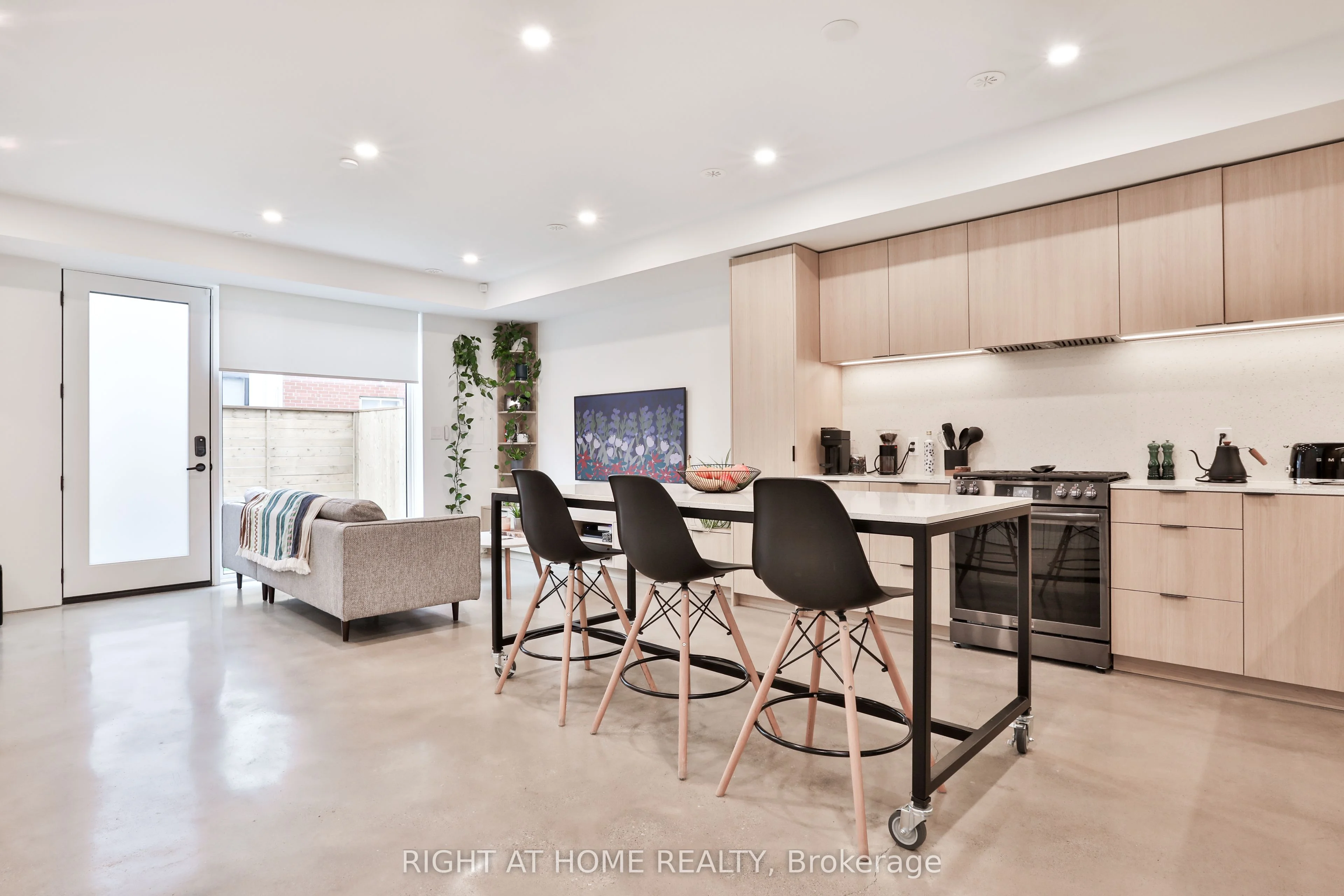 28 SALEM Avenue LANEWAY, Toronto W02, ON M6H 3C1