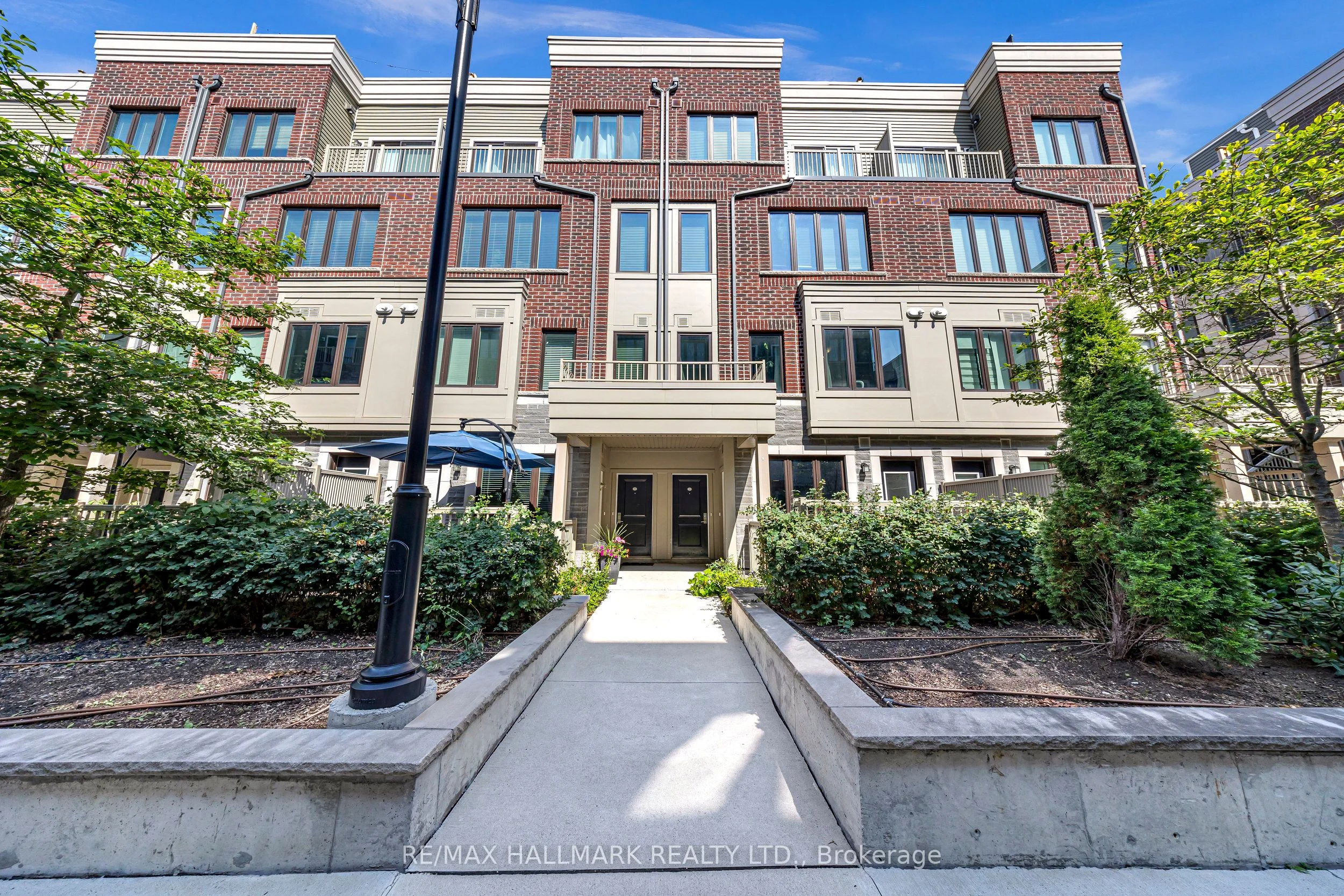 85 Eastwood Park Gardens 16, Toronto W06, ON M8W 0B2