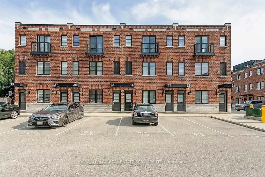 Condo Townhouse in Burlington
